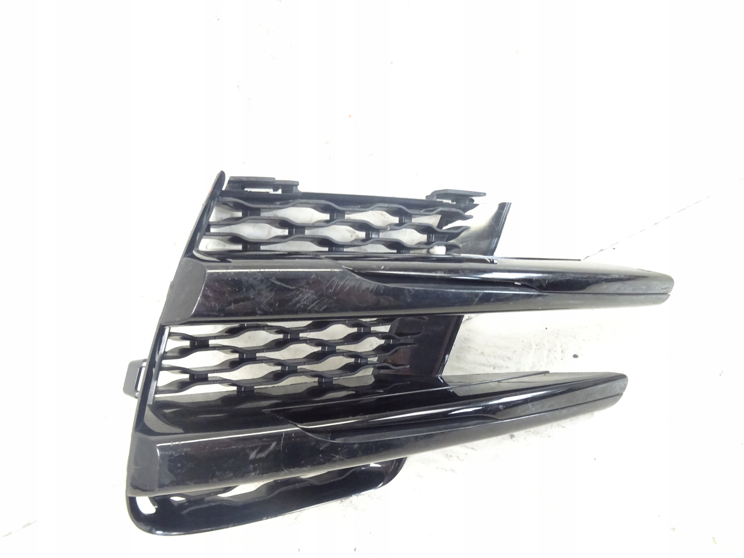 grid of a bumper front front right RANGE ROVER VELAR L560 J8A2-17E853-AB