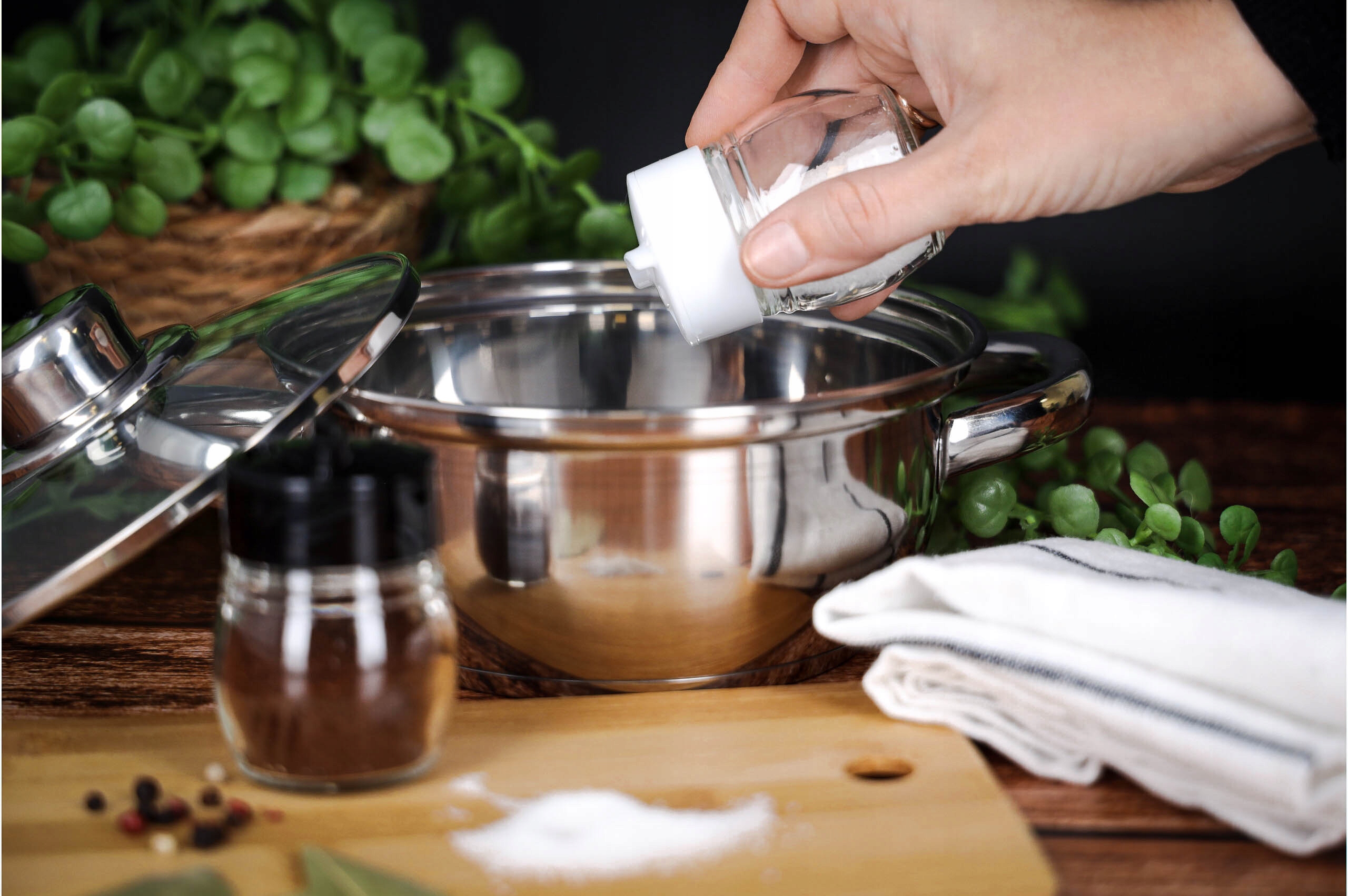 SOLNICZKA PIEPRZNICZKA KOMPLET SZKLANA SOLNICZKA I PIEPRZNICZKA KLASYCZNE Materiał szkło