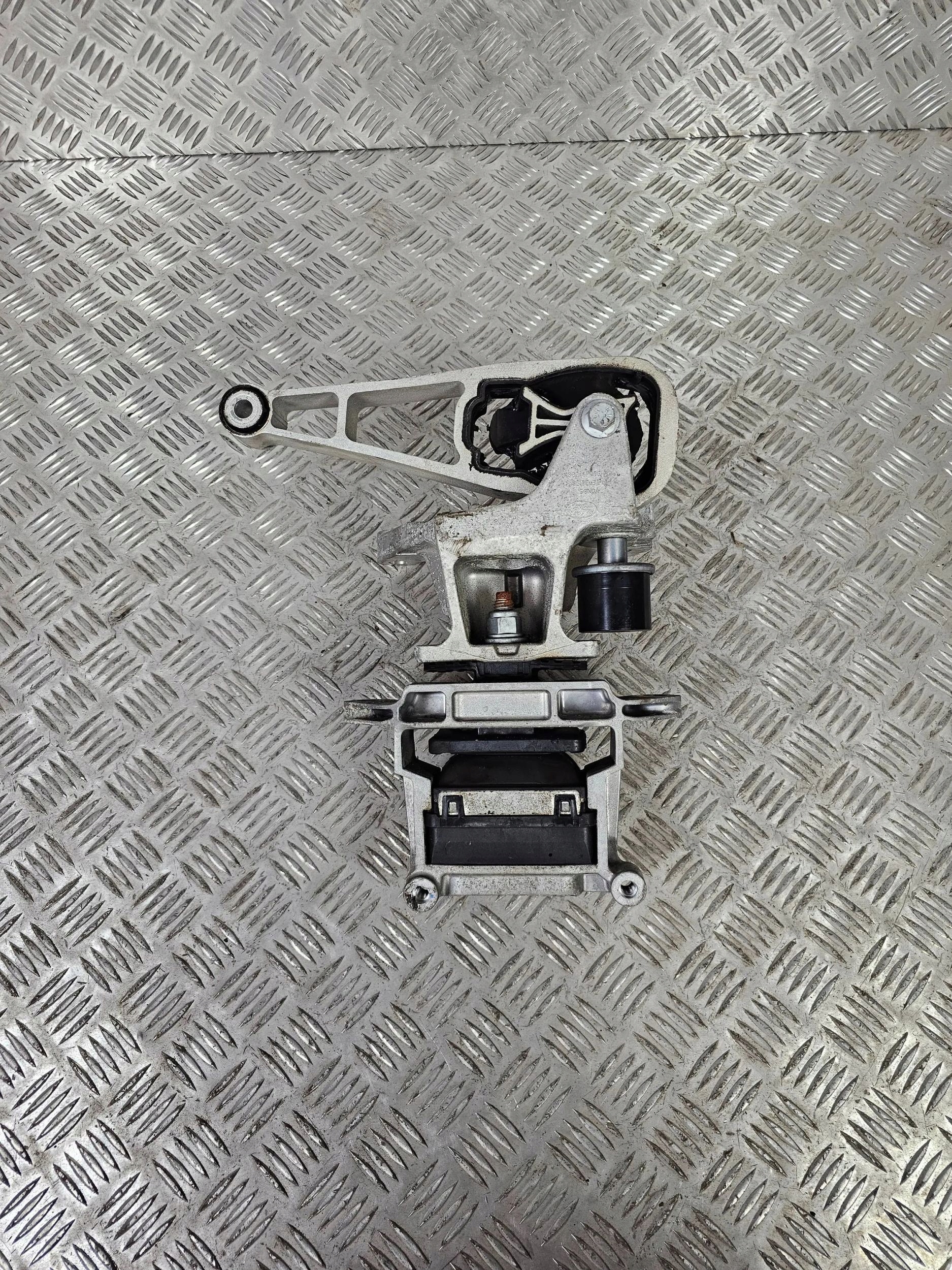 LAND ROVER oe K8D2-6P096-AA