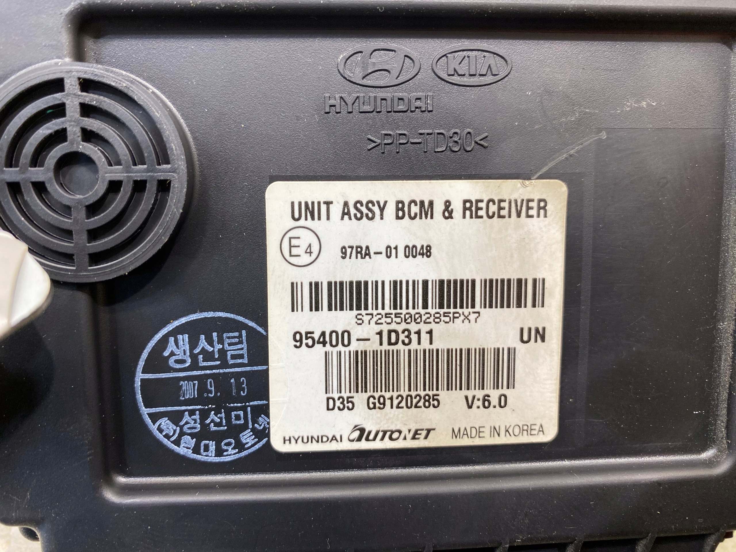 Unité commande confort KIA CARENS III 2.0 CRDI 95400-1D311