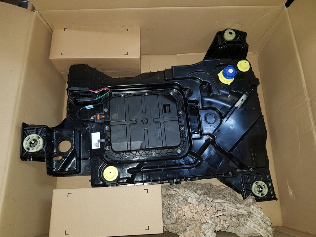 ZBIORNIK ADBLUE Citroen C4 PICASSO II 9818559280 Engine Type Diesel