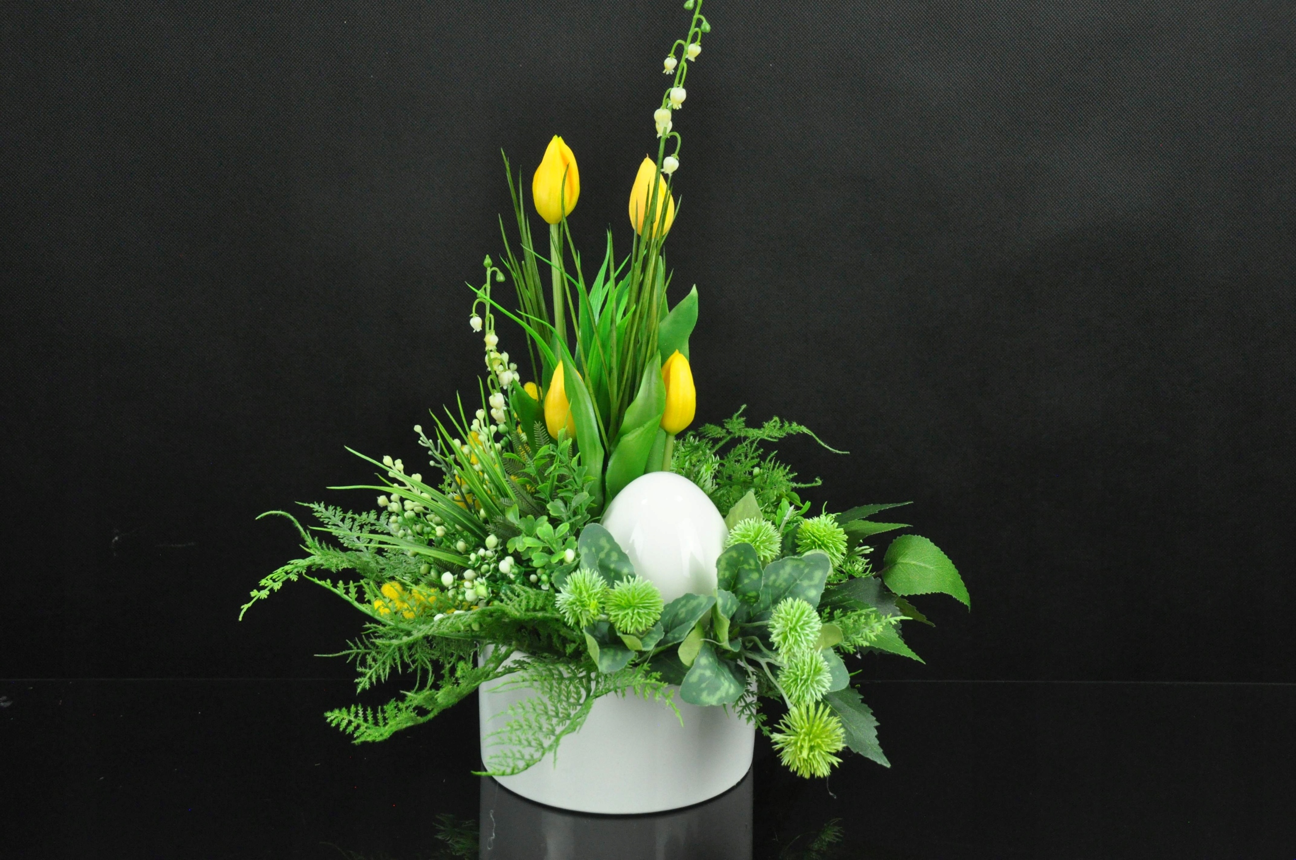 Kompozycja stroik jajko ceramiczne białe tulipany żółte silikon Kod producenta Kompozycja jajko ceramiczne białe