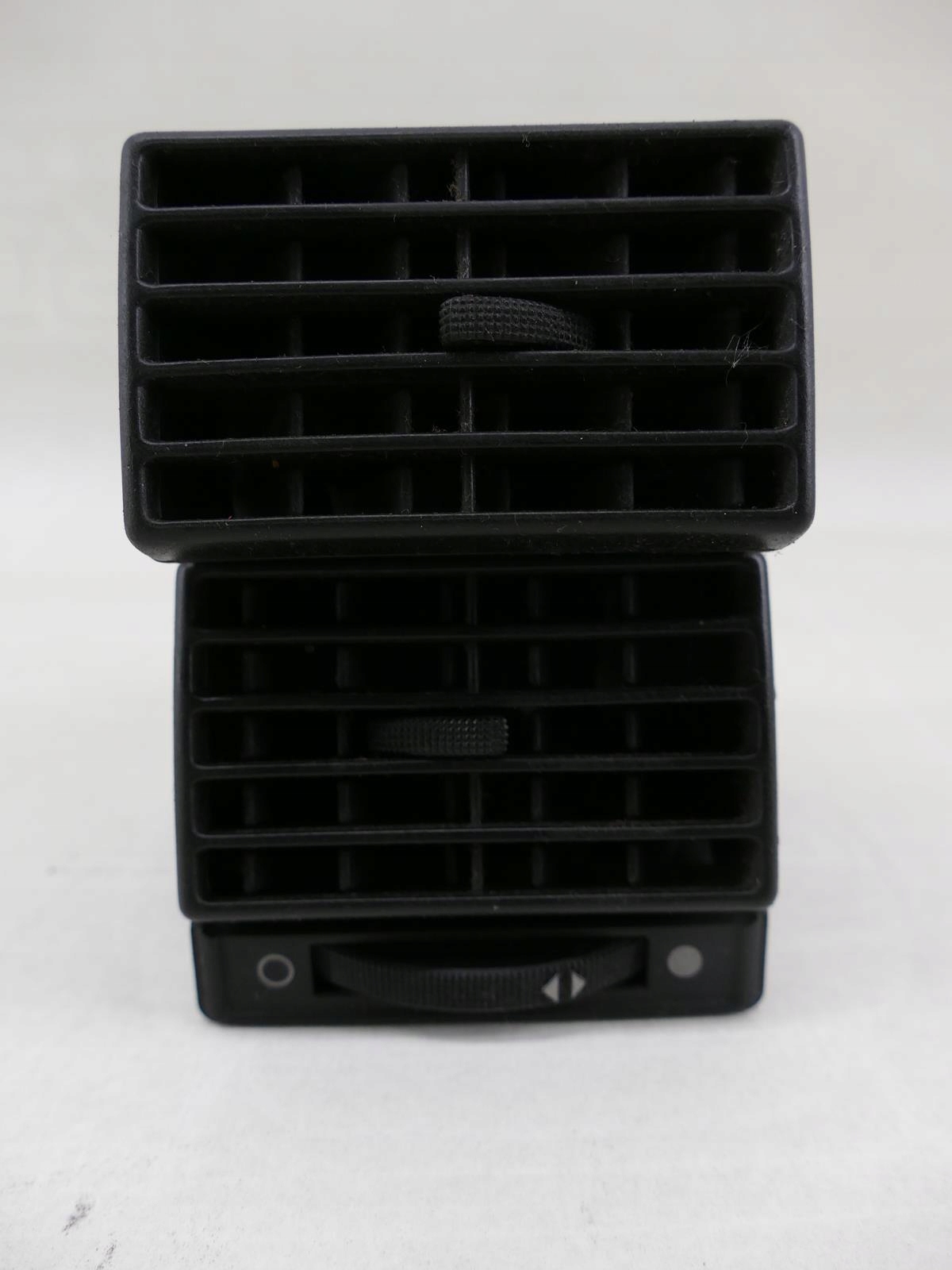 8A1820902A - AUDI 80 B4 вентиляционная решетка левая передняя левая