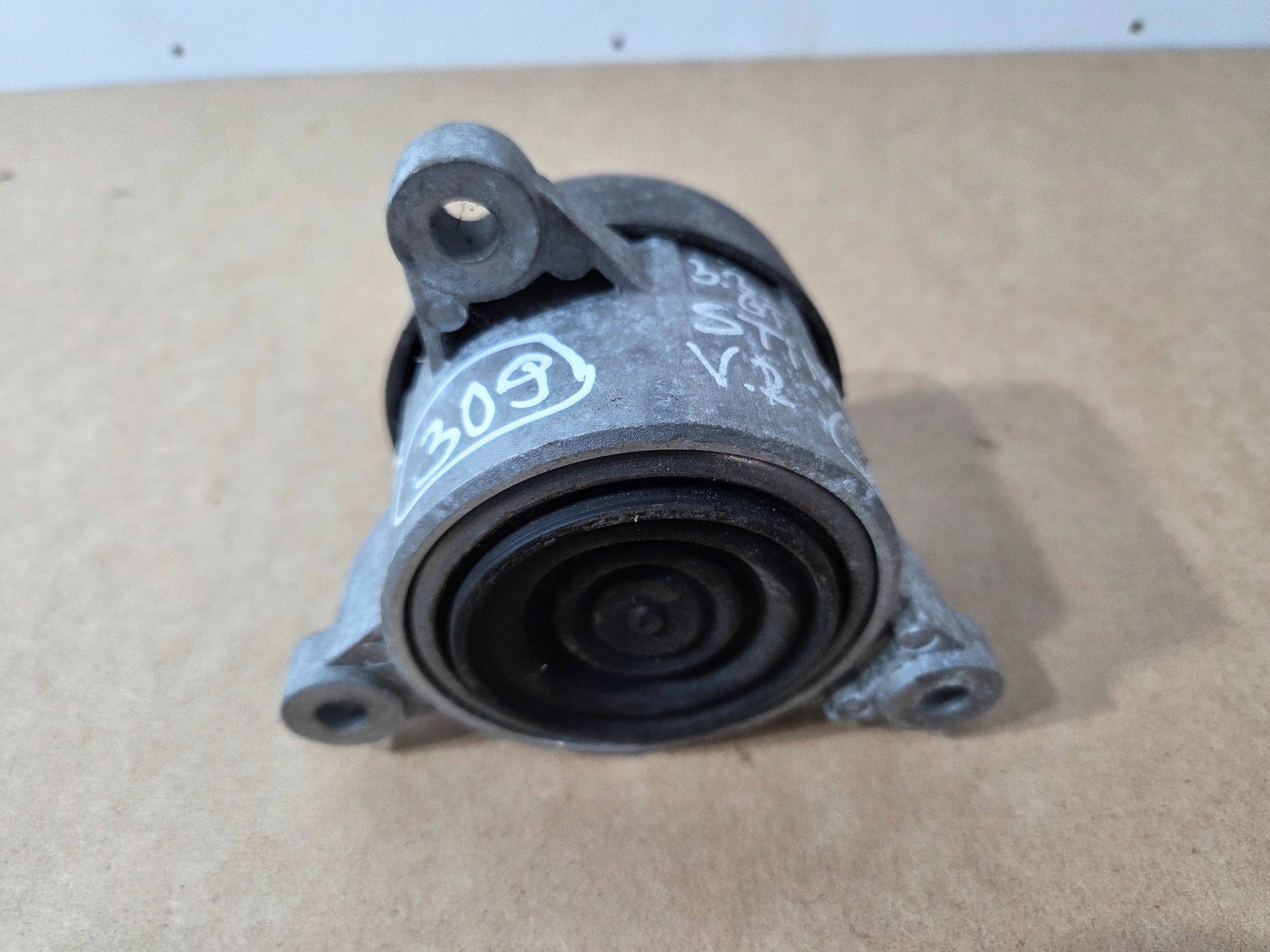 Kia Stinger 3,3GT engine mount right (309)