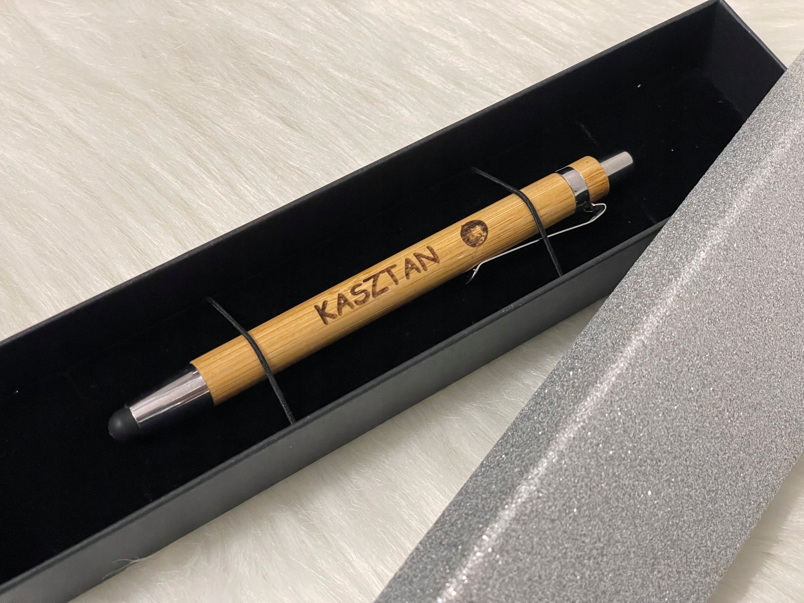 Długopis z bambusa z końcówką do ekranów dotykowych z TWOIM GRAWEREM