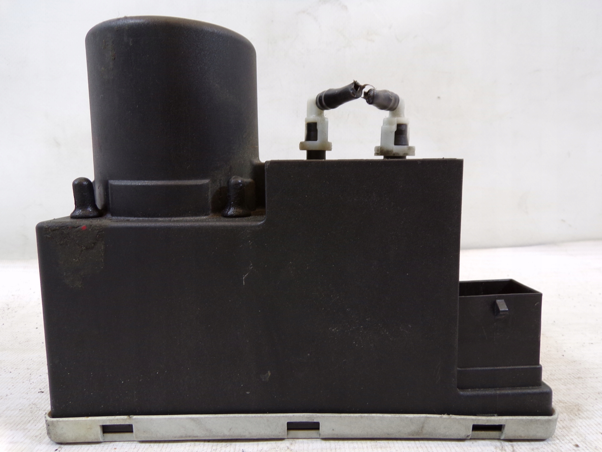 POMPKA CENTRALNEGO ZAMKA AUDI A4 B5 8D0862257B (1)