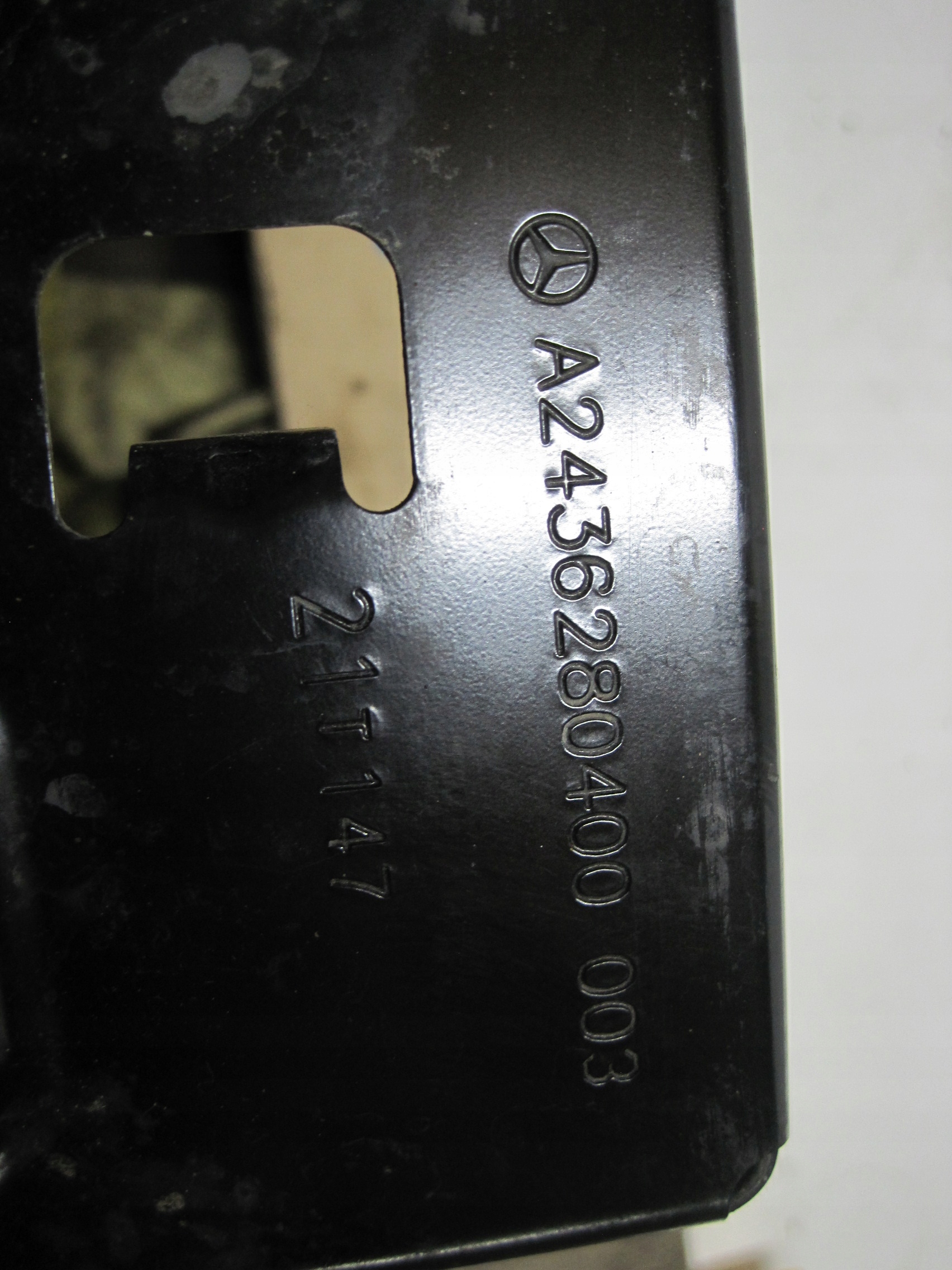 držák akumulátoru MERCEDES EQA A2436280400