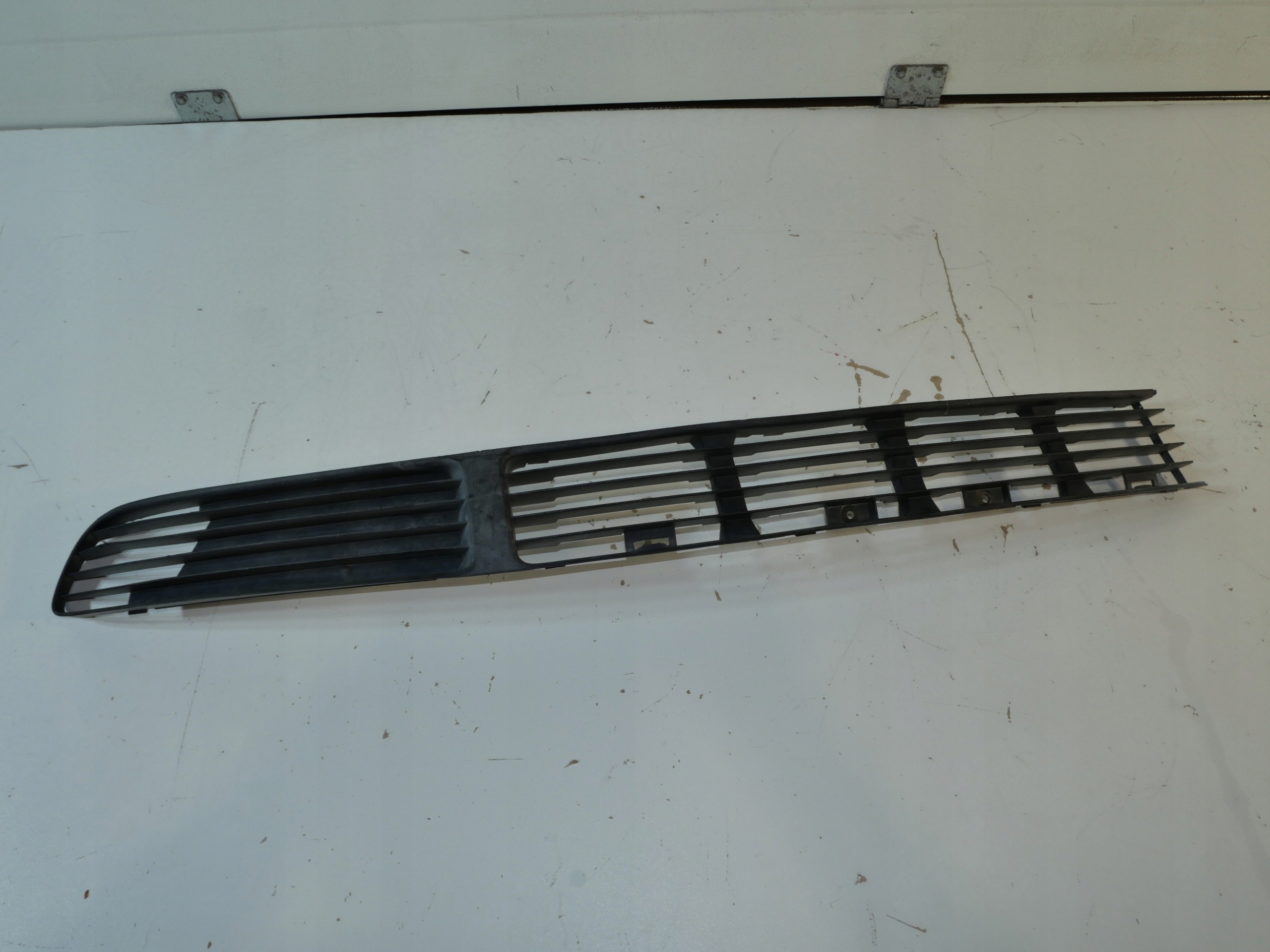 VW PASSAT B5 mřížka nárazníku předek 3B0853677B
