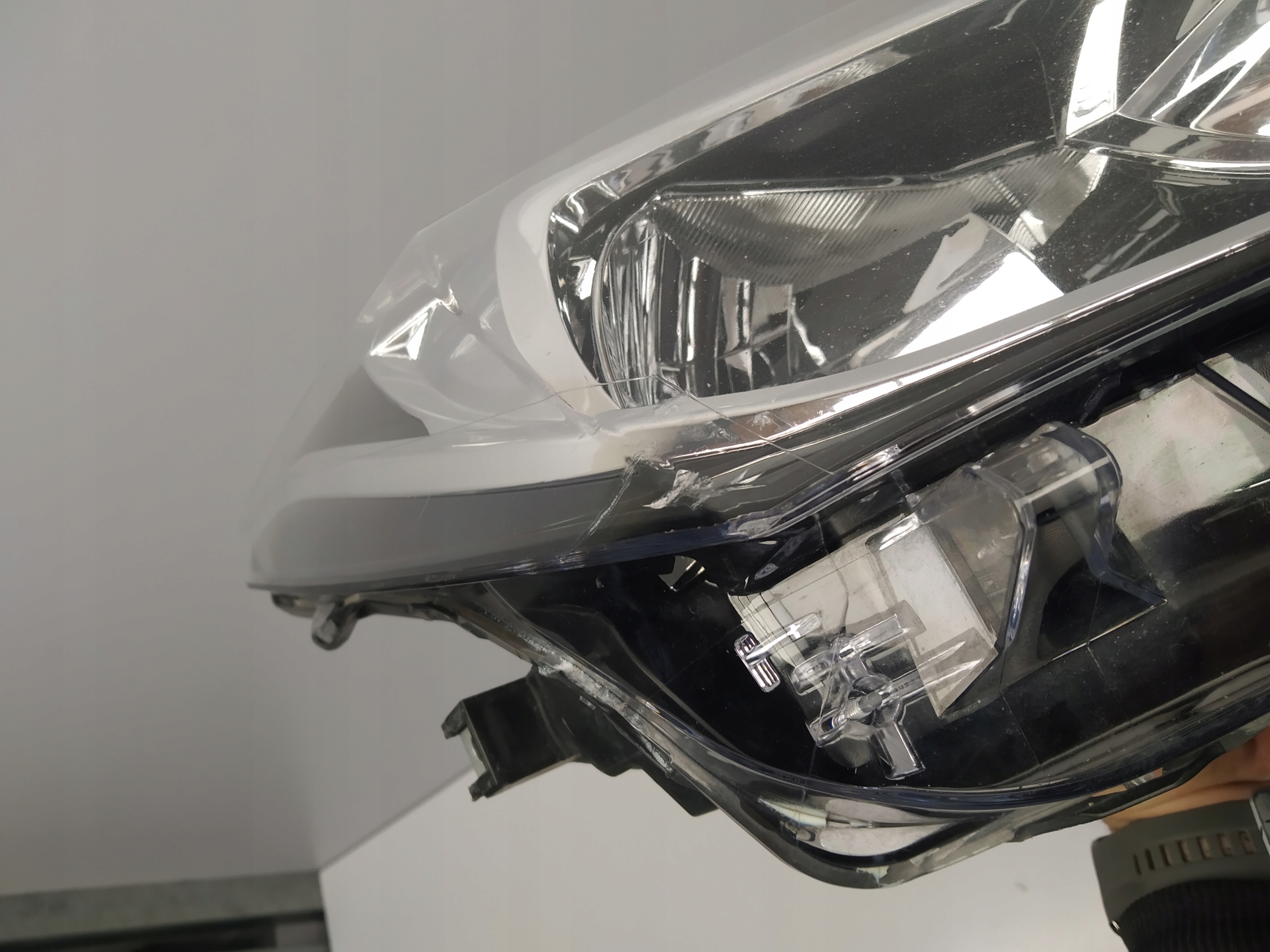 16r- Toyota Corolla E16 lift reflektor light front right zwykly + LED OM