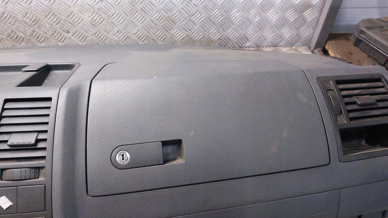 KOKPIT DESKA ROZDZIELCZA VW TRANSPORTER T5 Producent części Volkswagen OE