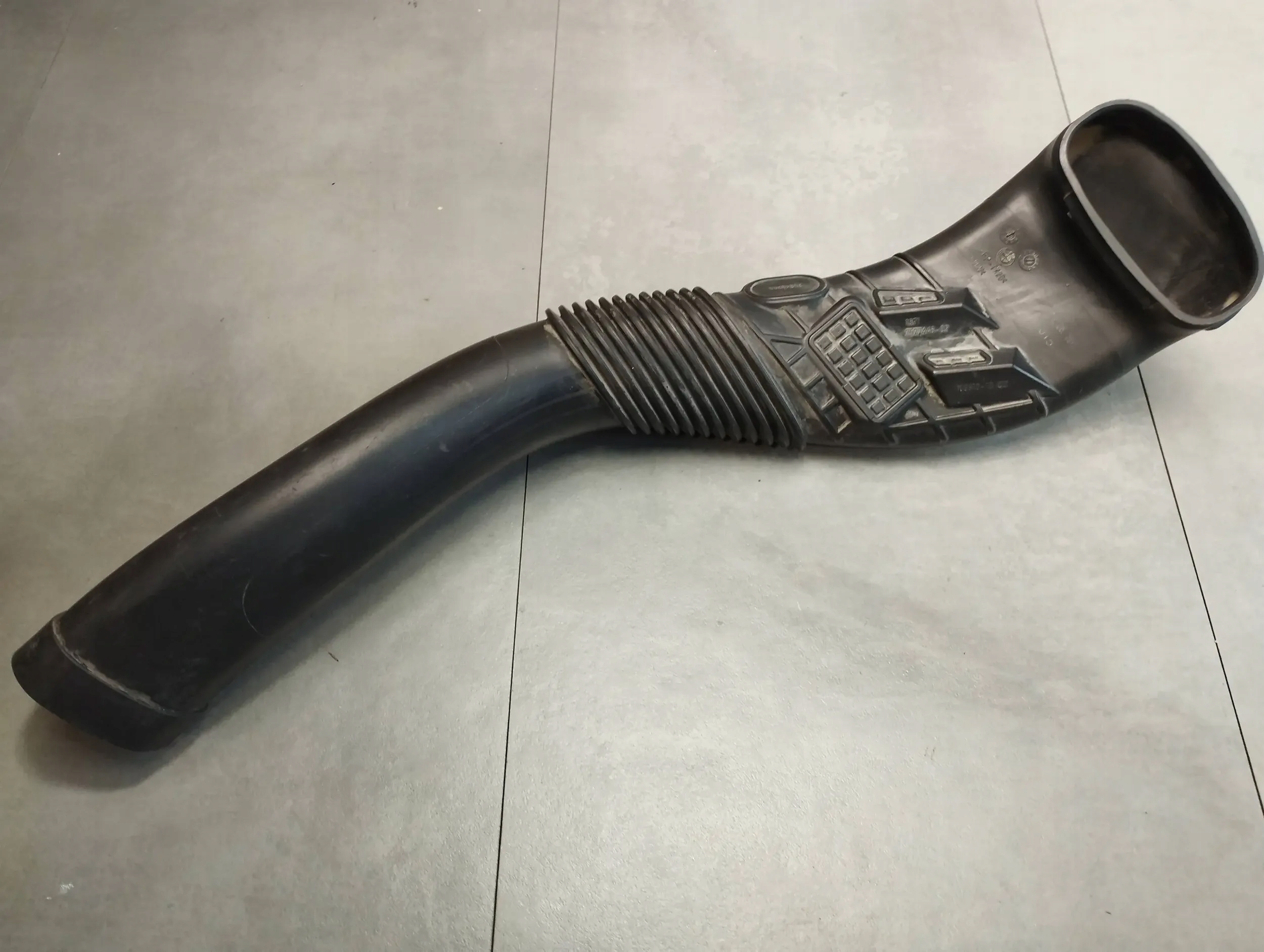 BMW X6 E71 rohr luft 7577446