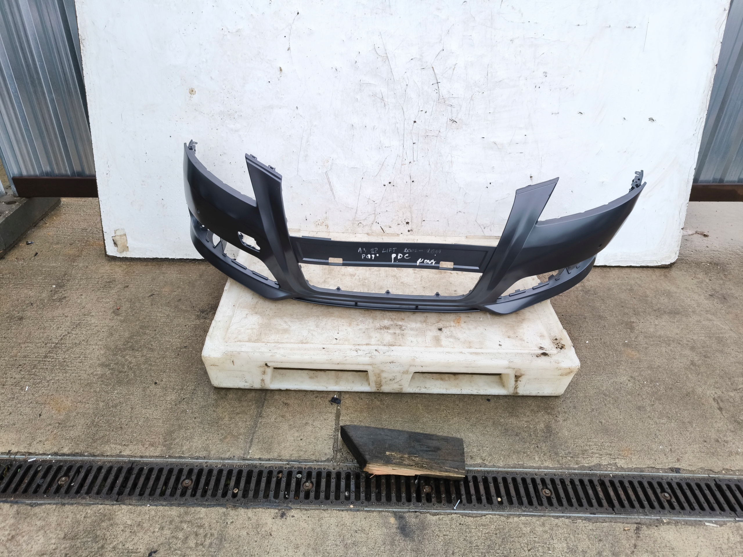 bumper front AUDI A3 8P LIFT 2008-2012 PDC ,,new,,