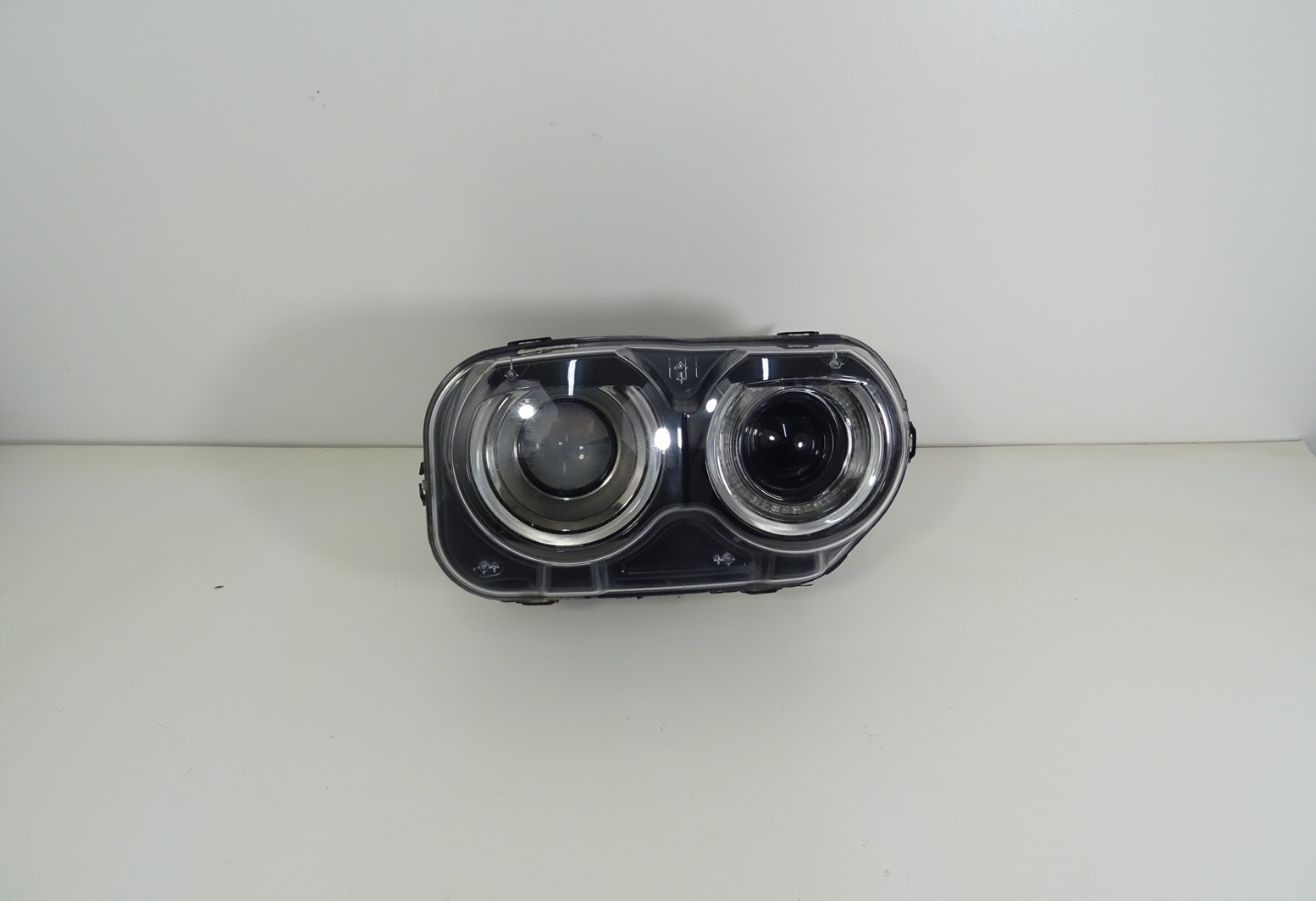 2015-2023 ЧЕЛЕНДЖЕР ФАРА ПЕРЕД ПЕРЕДНЯ ПРАВА КСЕНОН КСЕНОН LED