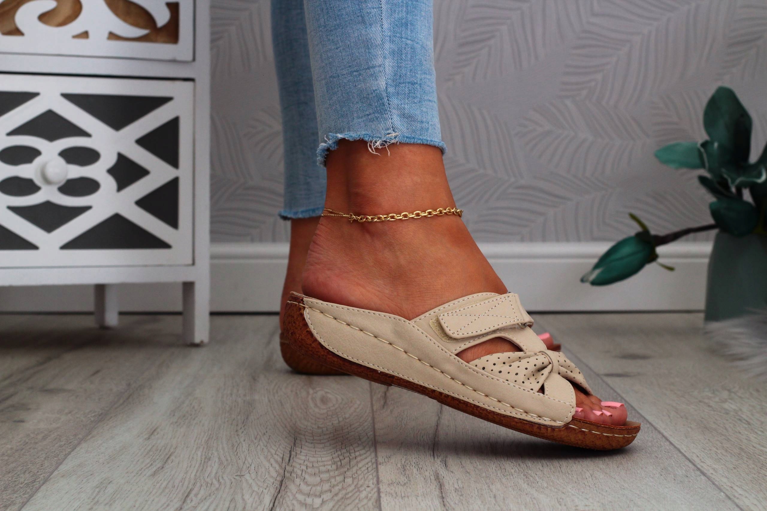 DAMSKIE KLAPKI LEKKIE WYGODNE SZYTY SPÓD Kod producenta 12699WHITE