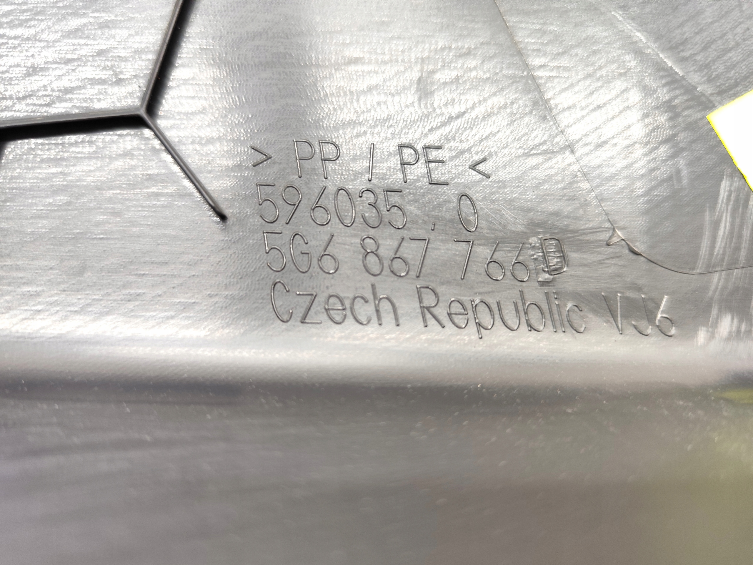 VW GOLF 7 OSŁONA PROGU KANAPY PRAWA 5G6867766D Typ samochodu Samochody osobowe