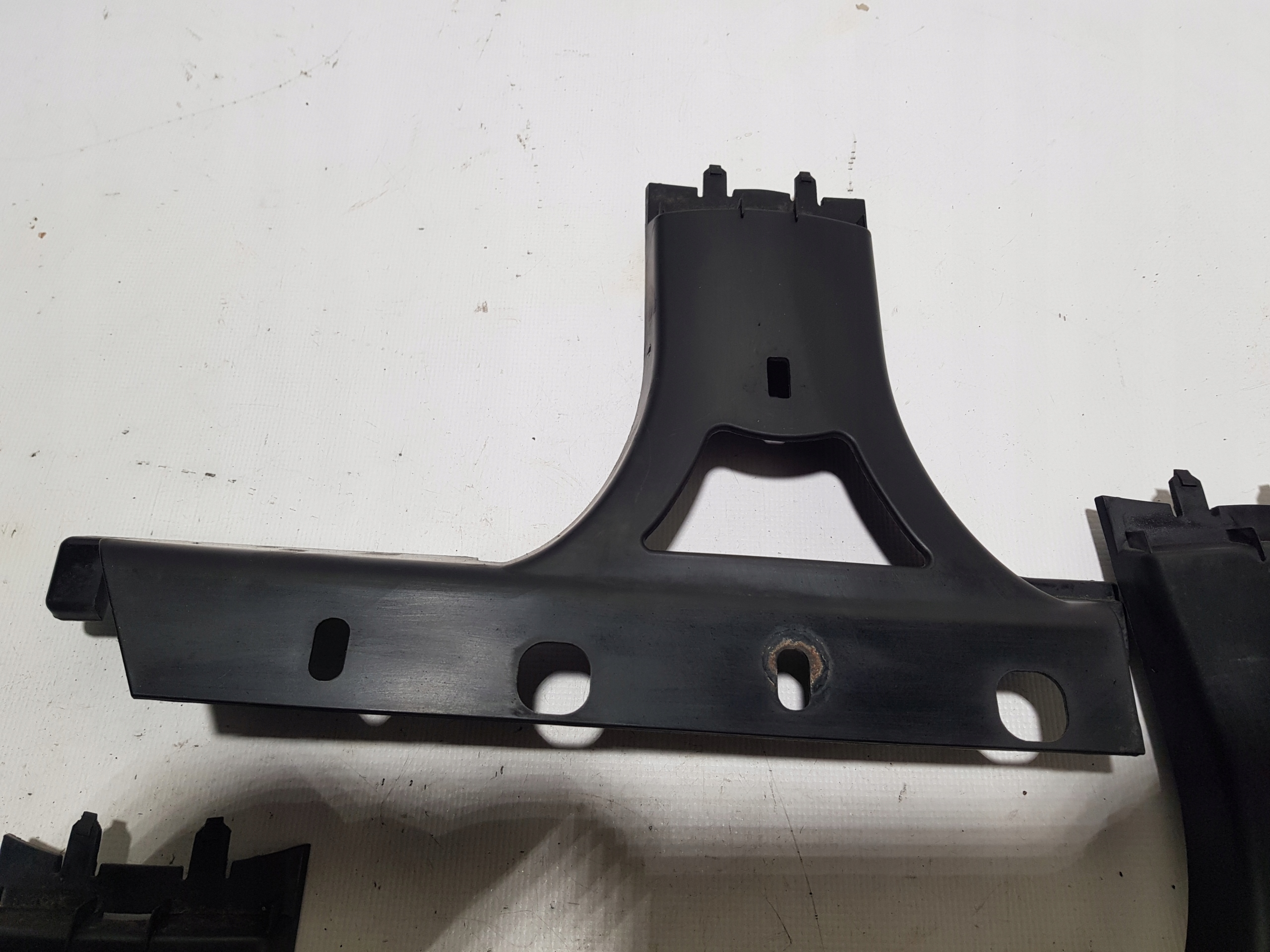 MERCEDES W207 bracket grille radiator 2078880190