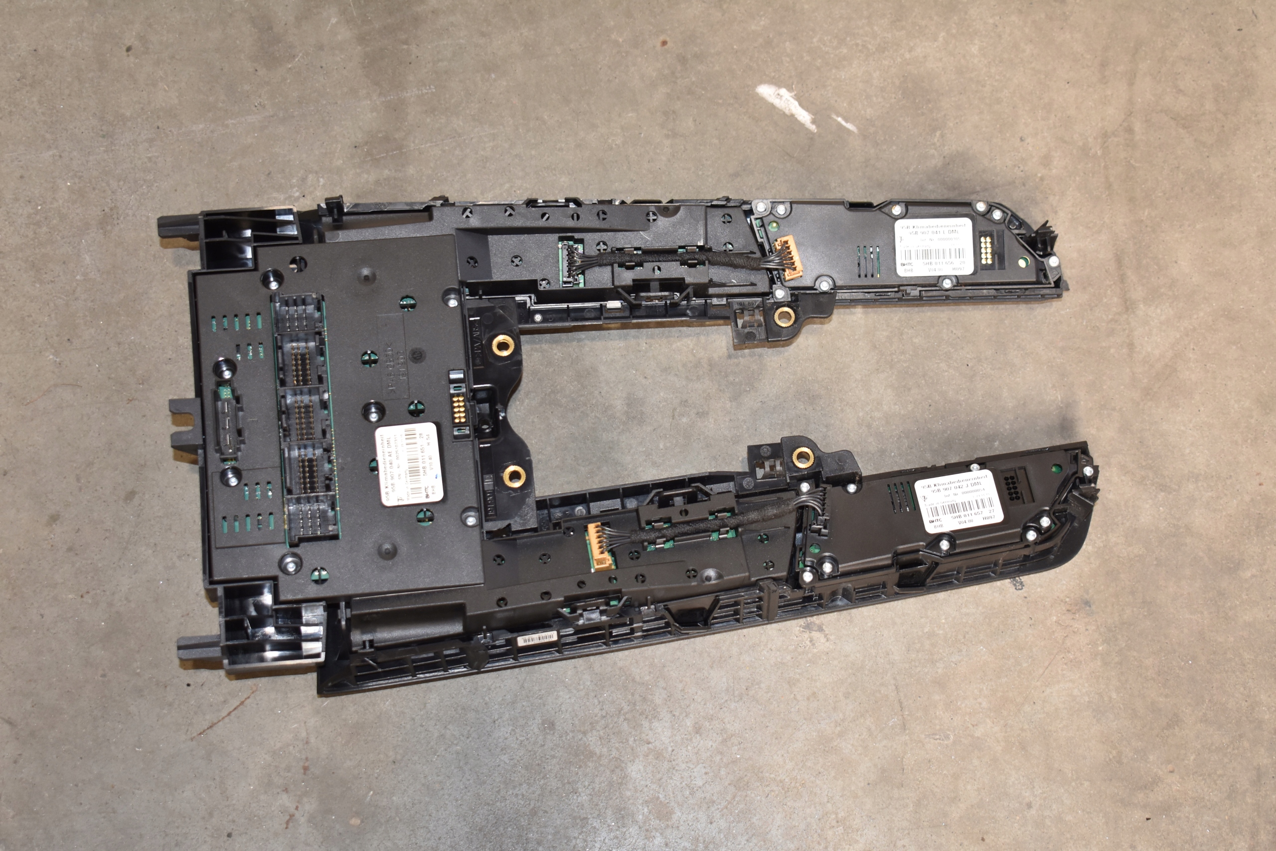IDEALNY PANEL MULTIMEDIALNY PORSCHE MACAN 1