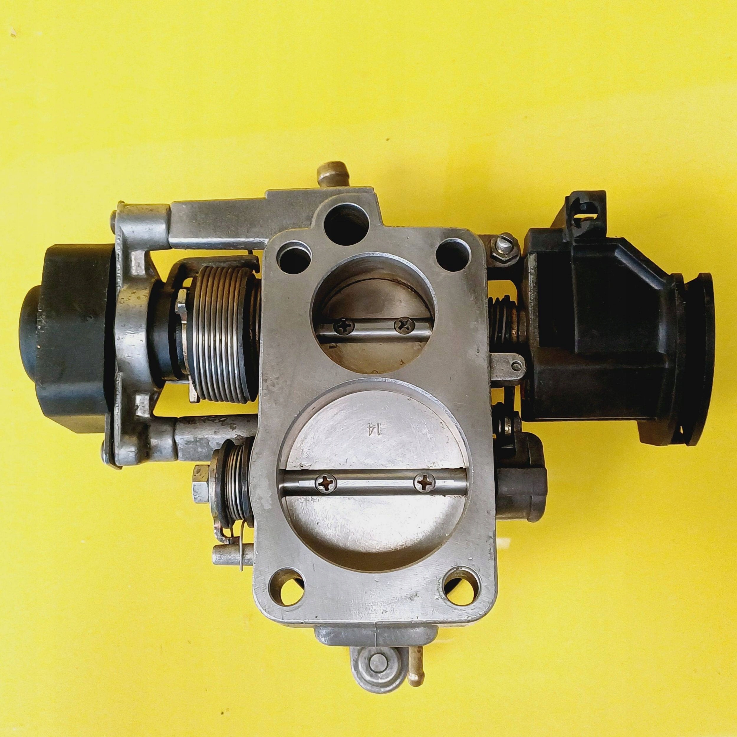 ДРОССЕЛЬНАЯ ЗАСЛОНКА 100 C4 90-94 A8 D2 3,7 V8 4,2 оригинал