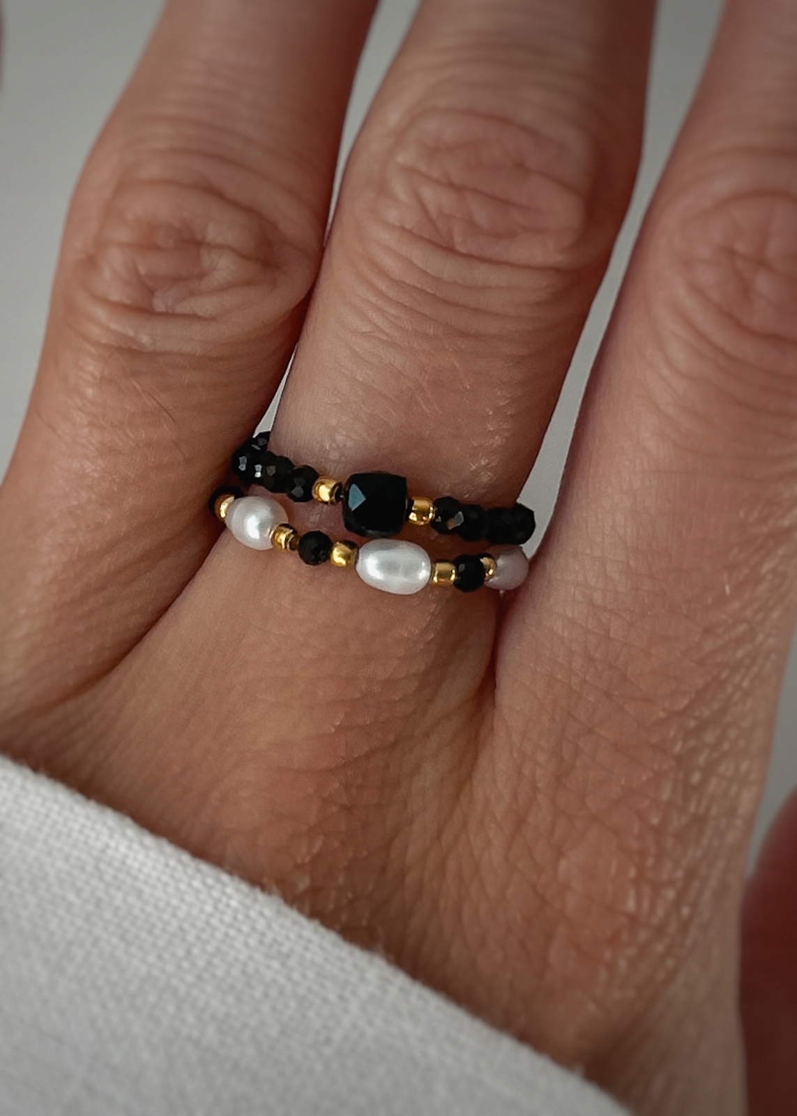 Sada dvou pružných prstenů, černý turmalín, perla L