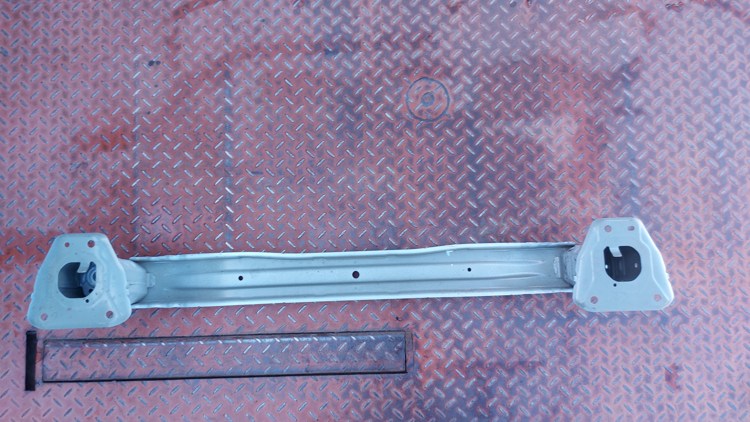 Stoßstangenträger heck hinten TOYOTA COROLLA E21 HB HATCHBACK