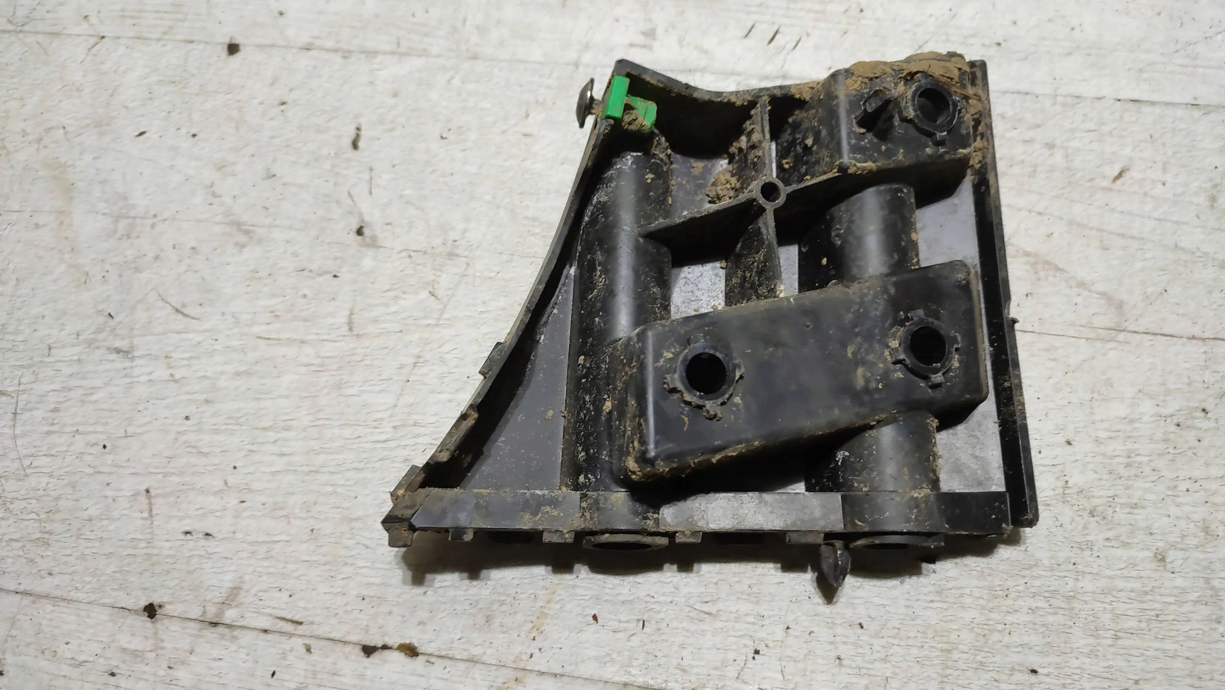 Volvo V40 2018 front right bumper bracket
