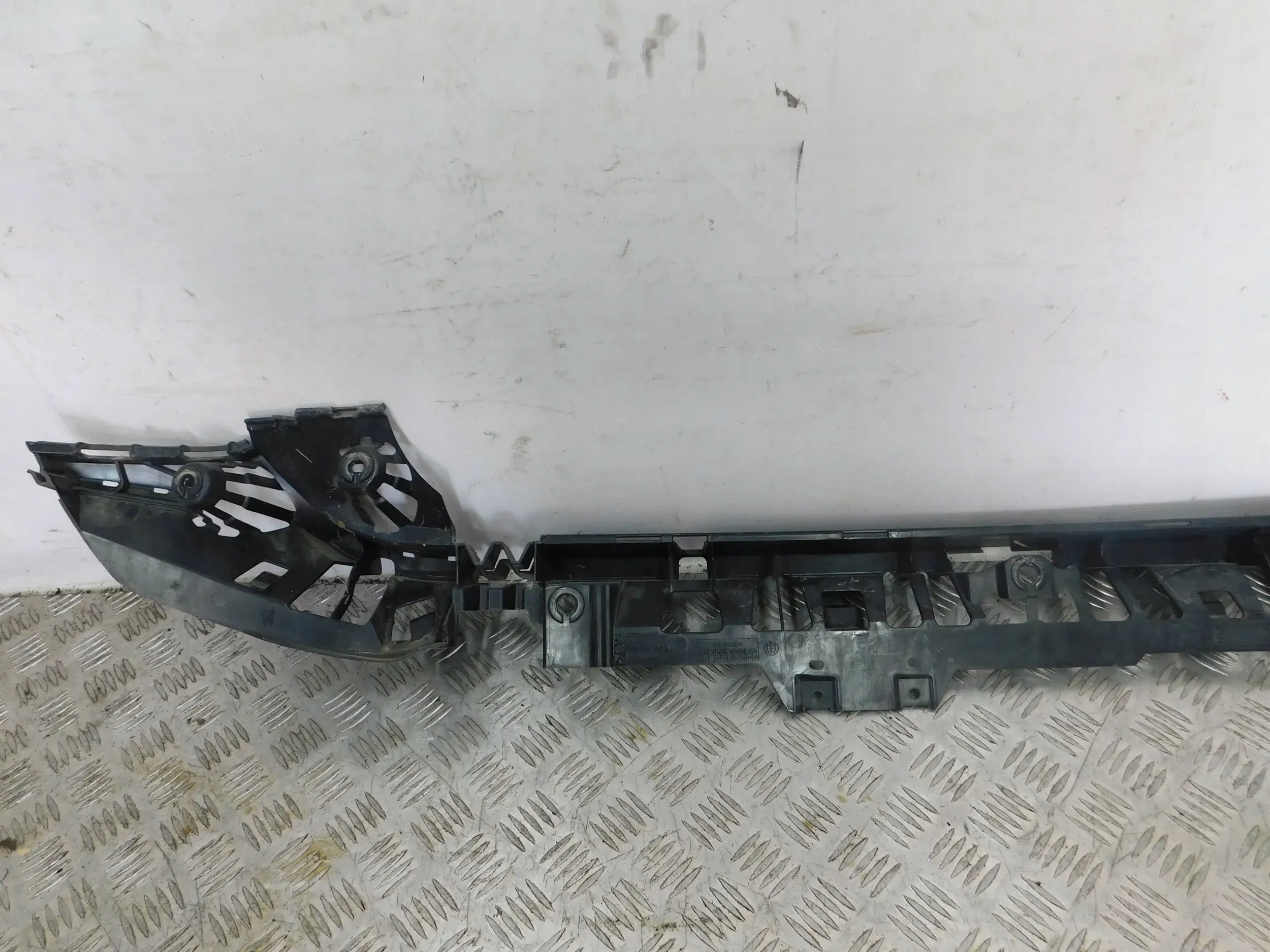 pillar bumper bracket of the rear BMW 1 F20