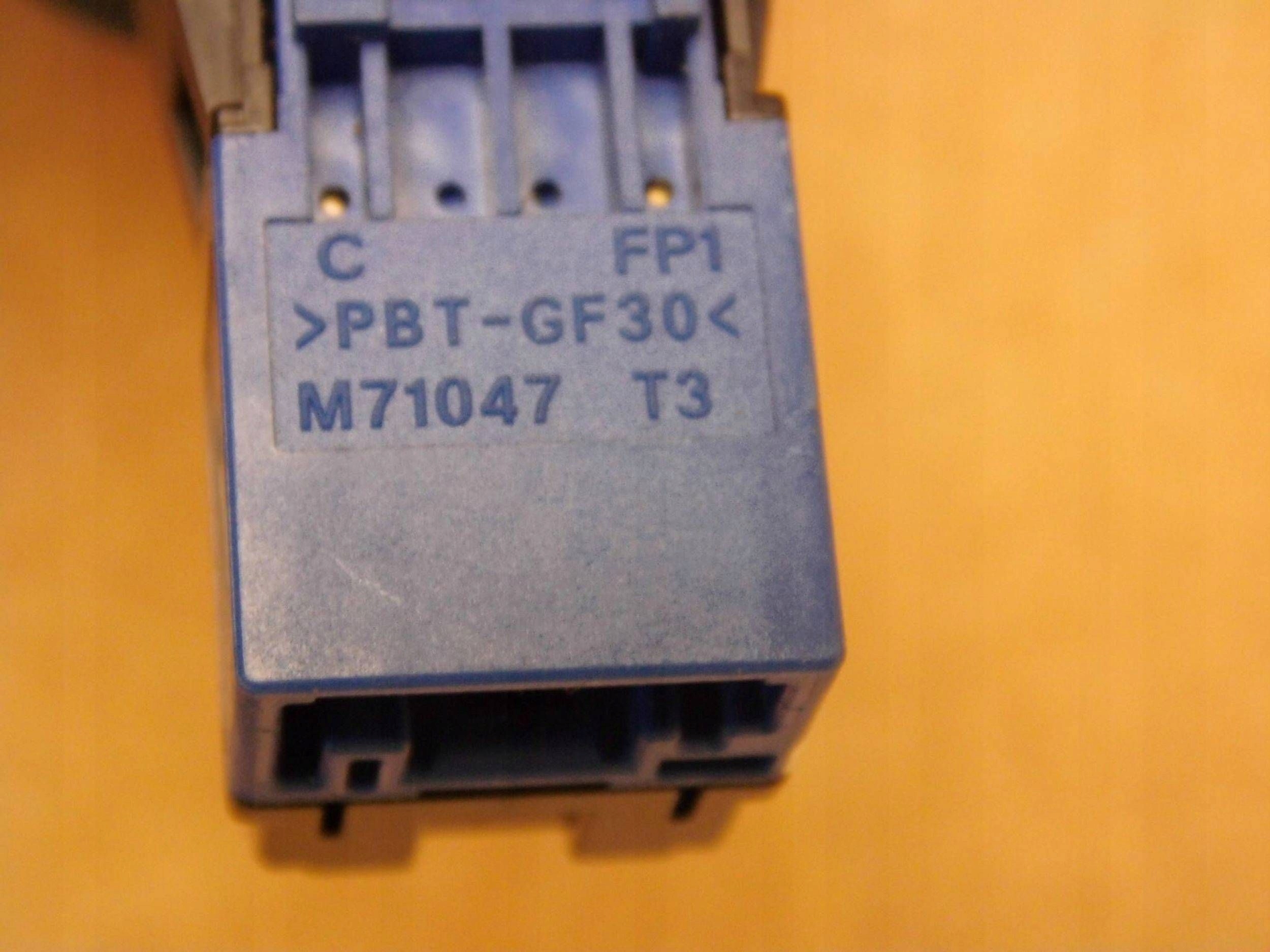 Toyota Yaris III button light switch M71047