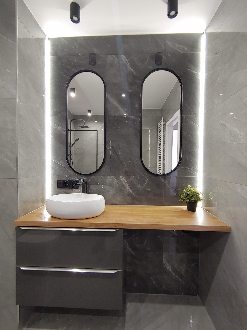 LUSTRO ŁAZIENKOWE OWALNE W CZARNEJ RAMIE WISZĄCE 75x40 CM - DUŻY WYBÓR Wysokość 750 mm