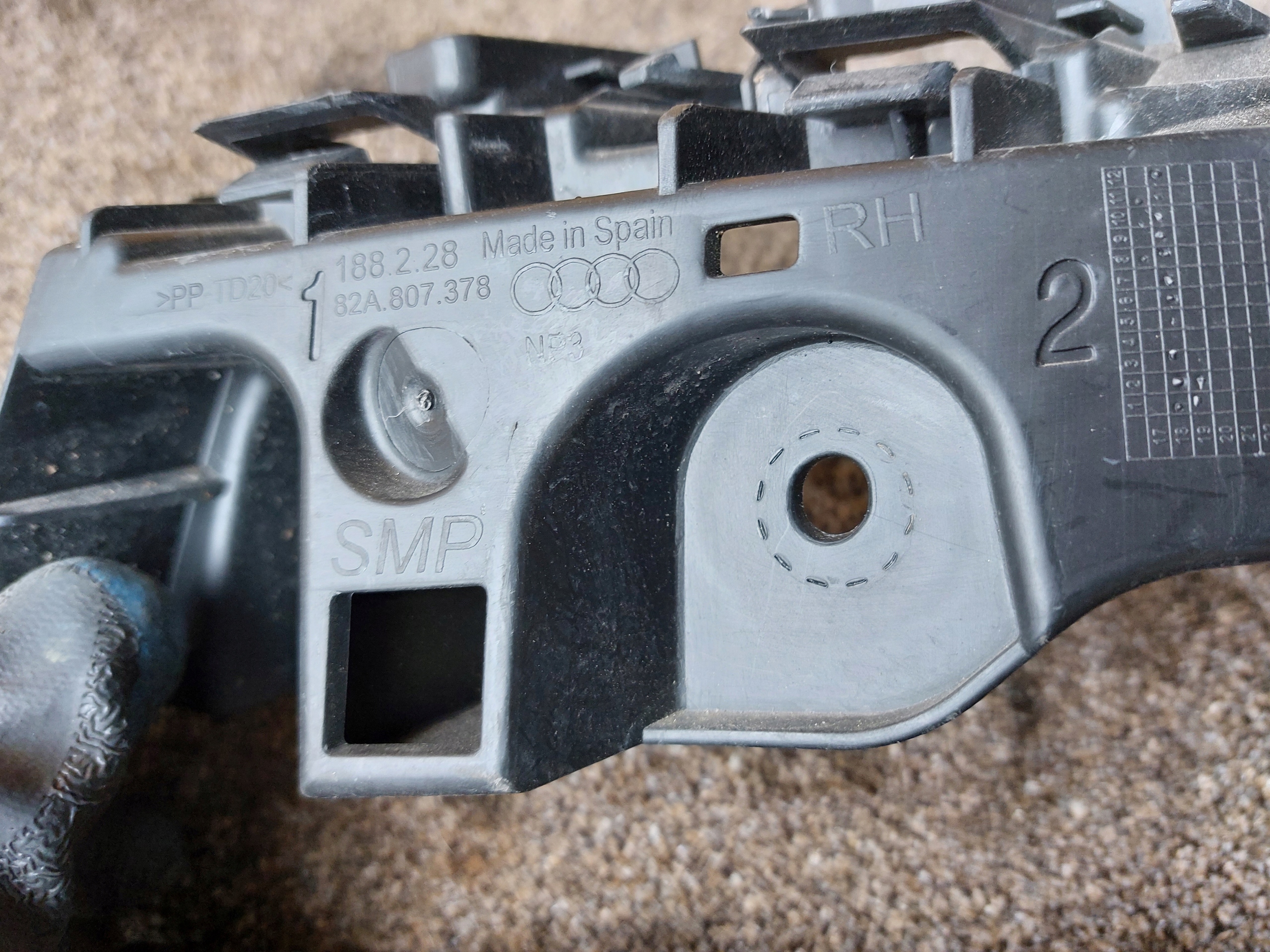 bumper bracket rear part left right AUDI A1 82A 19r
