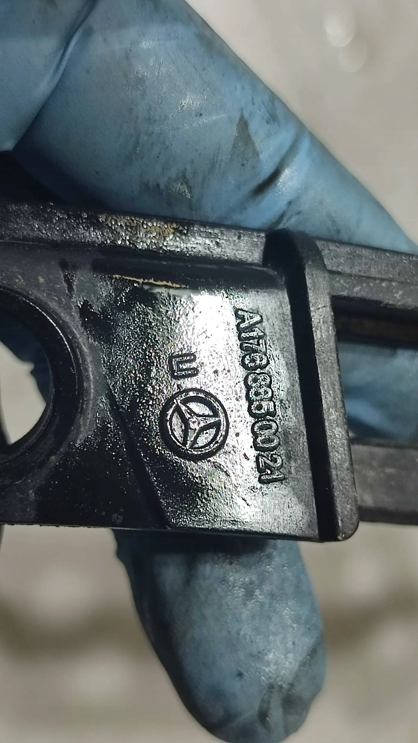 Mercedes-Benz A-classa W176 rear part side left holder zdezaka rear part