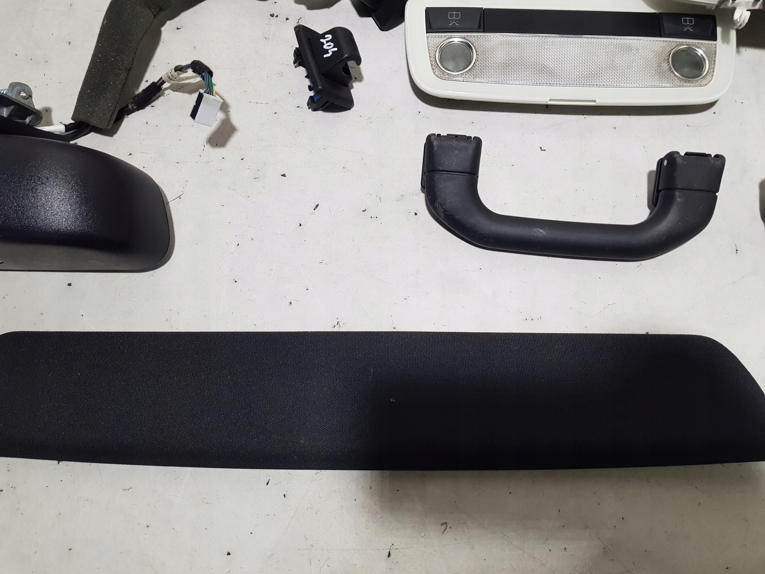MERCEDES W204 AMG black, inner pillars light plastics