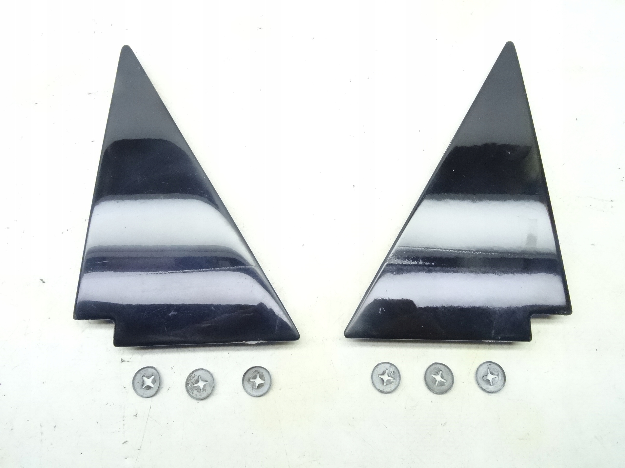 4D0853274 - AUDI A8 D2 заглушка треугольник двери стекла 4D0853273