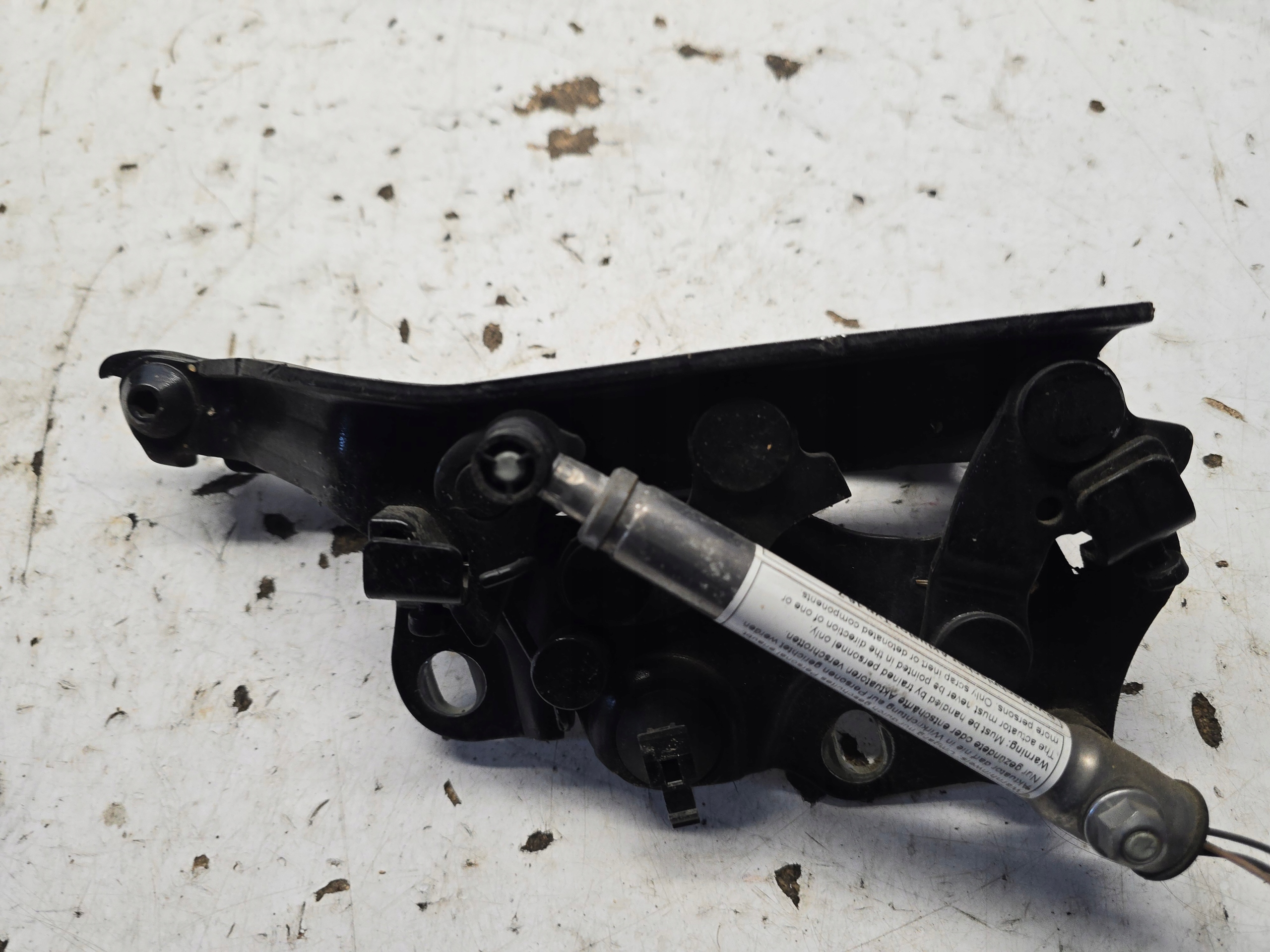 AUDI A3 8V NABOJ hinge bonnets 8V0823823F