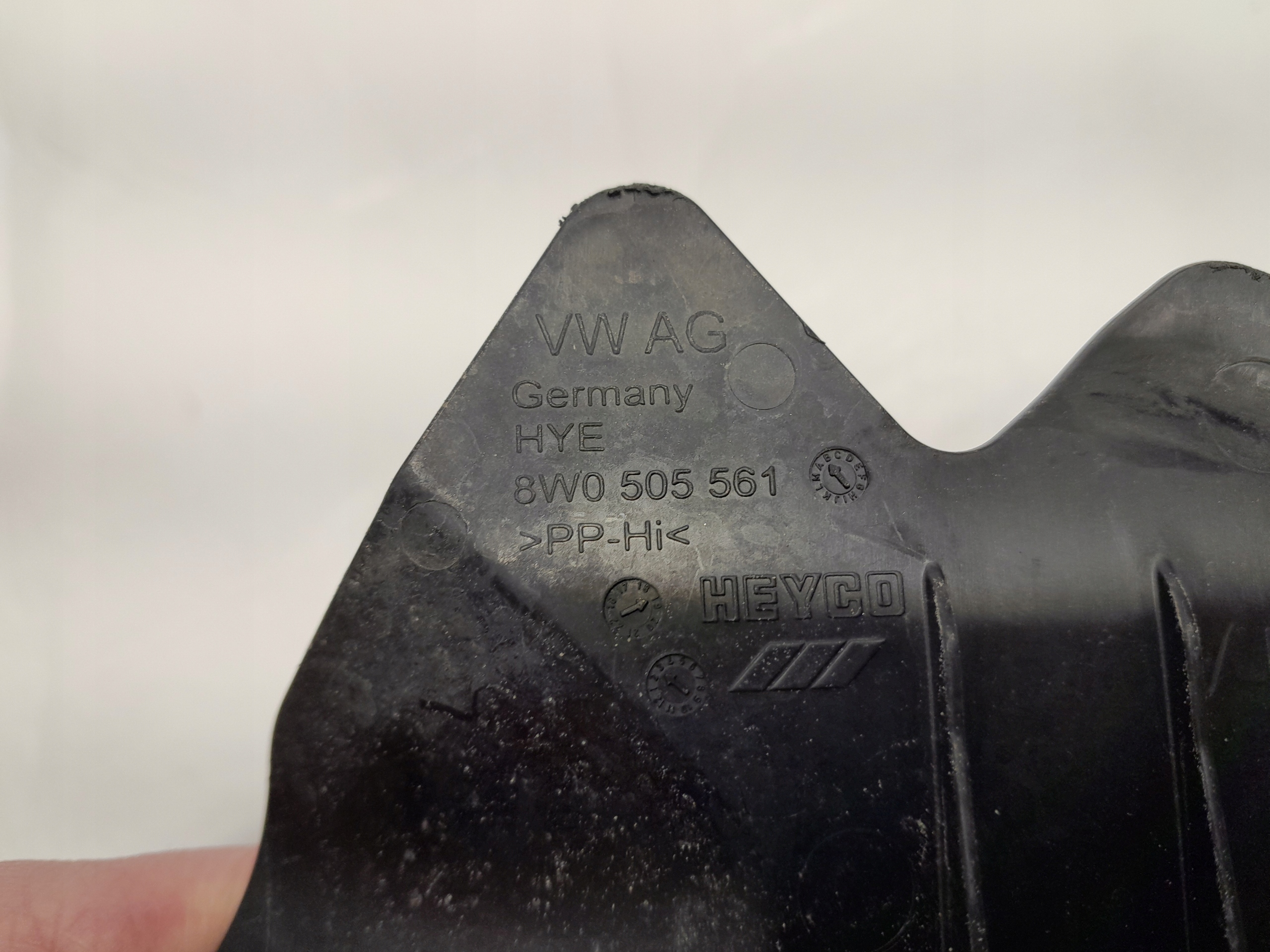AUDI A4 A5 F5 8W Blende Abdeckung des Querlenkers links heck 8W0505561B