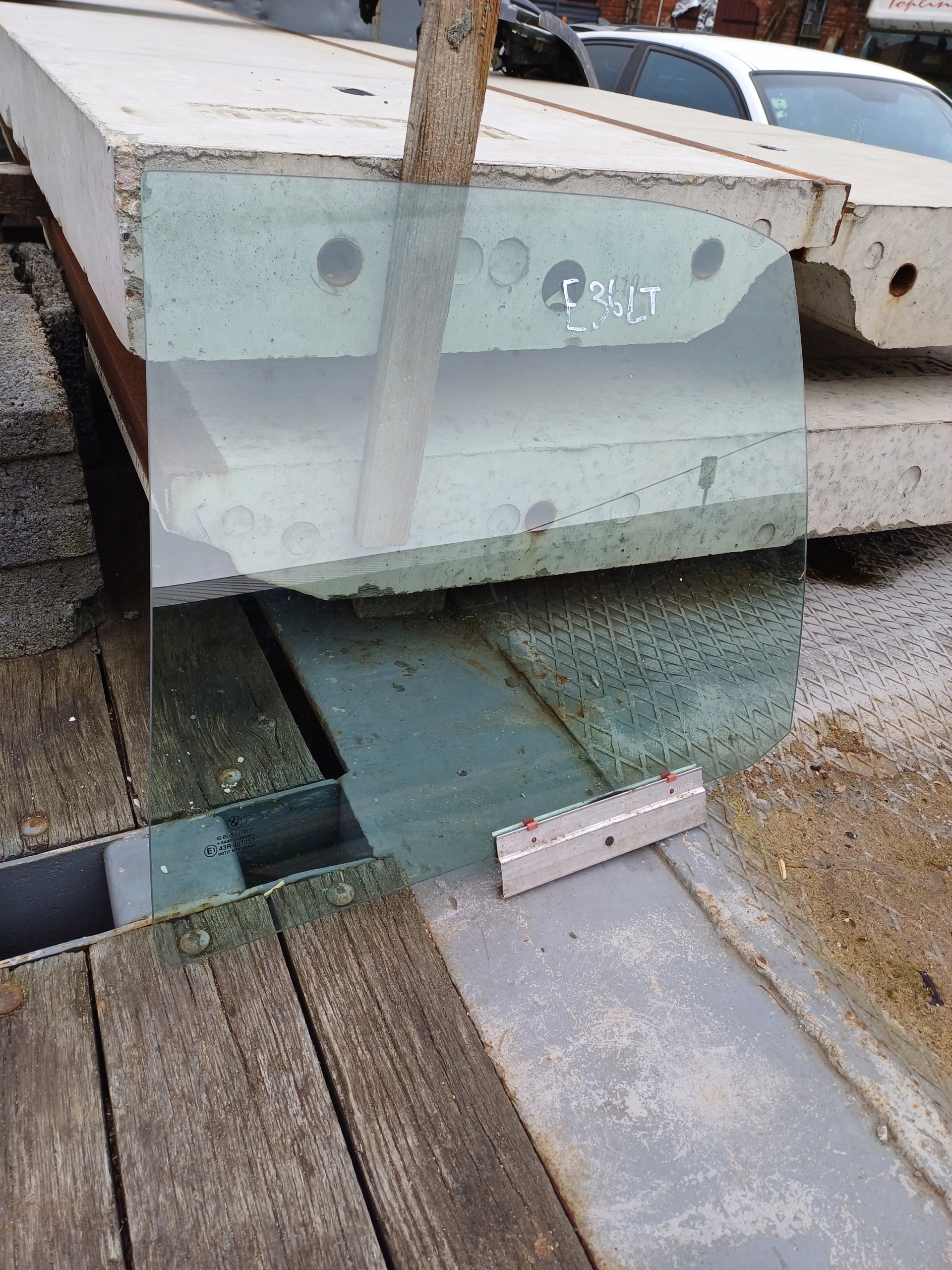 BMW E36 window door left rear part sedan