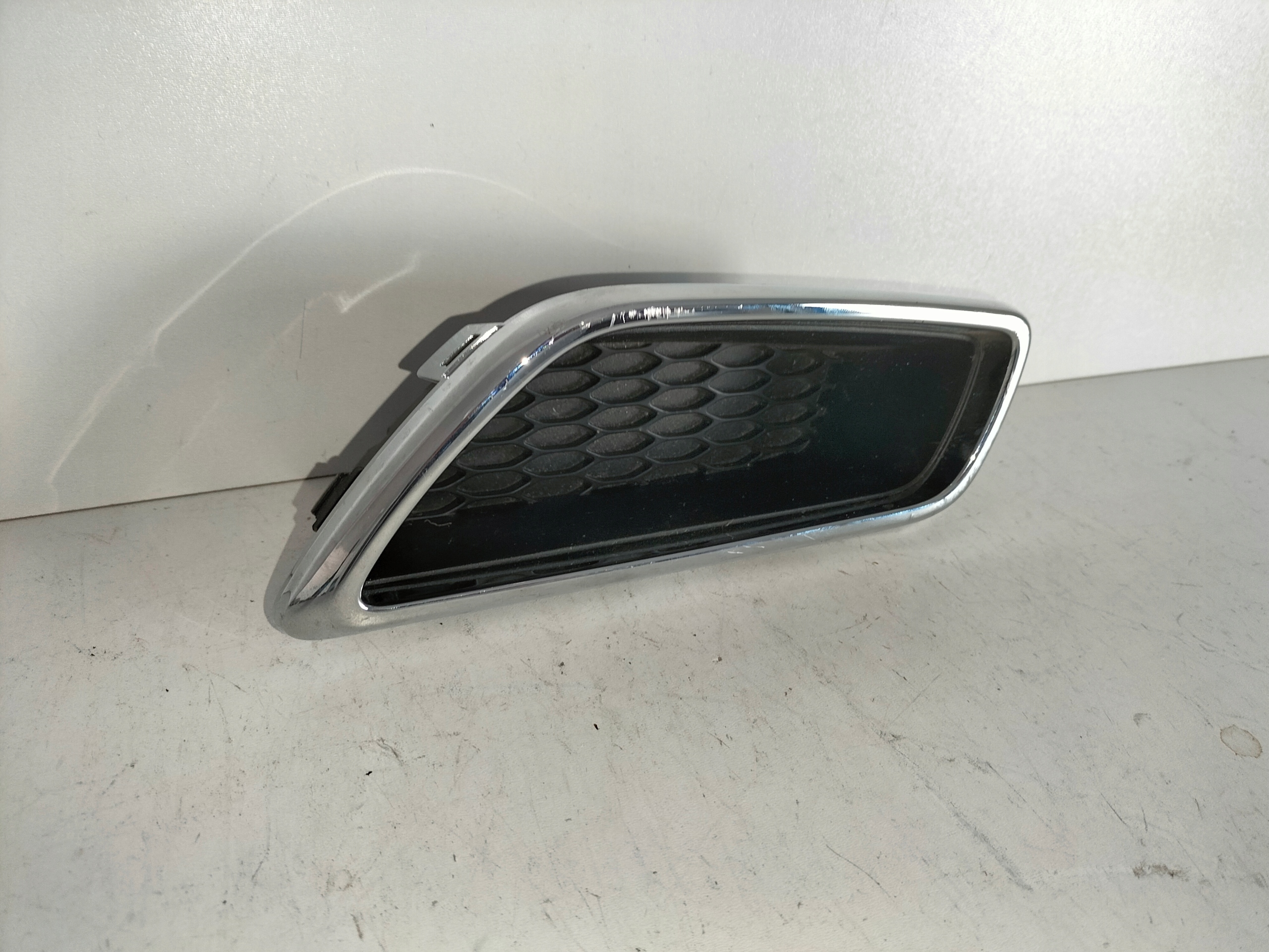 grille grid of a bumper rear part left KIA X-CEED XCEED 19