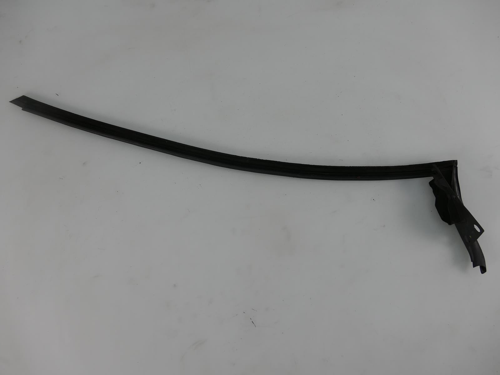 MERCEDES SLK R171 USZCZELKA SZYBY PRAWA Part number A1717200224