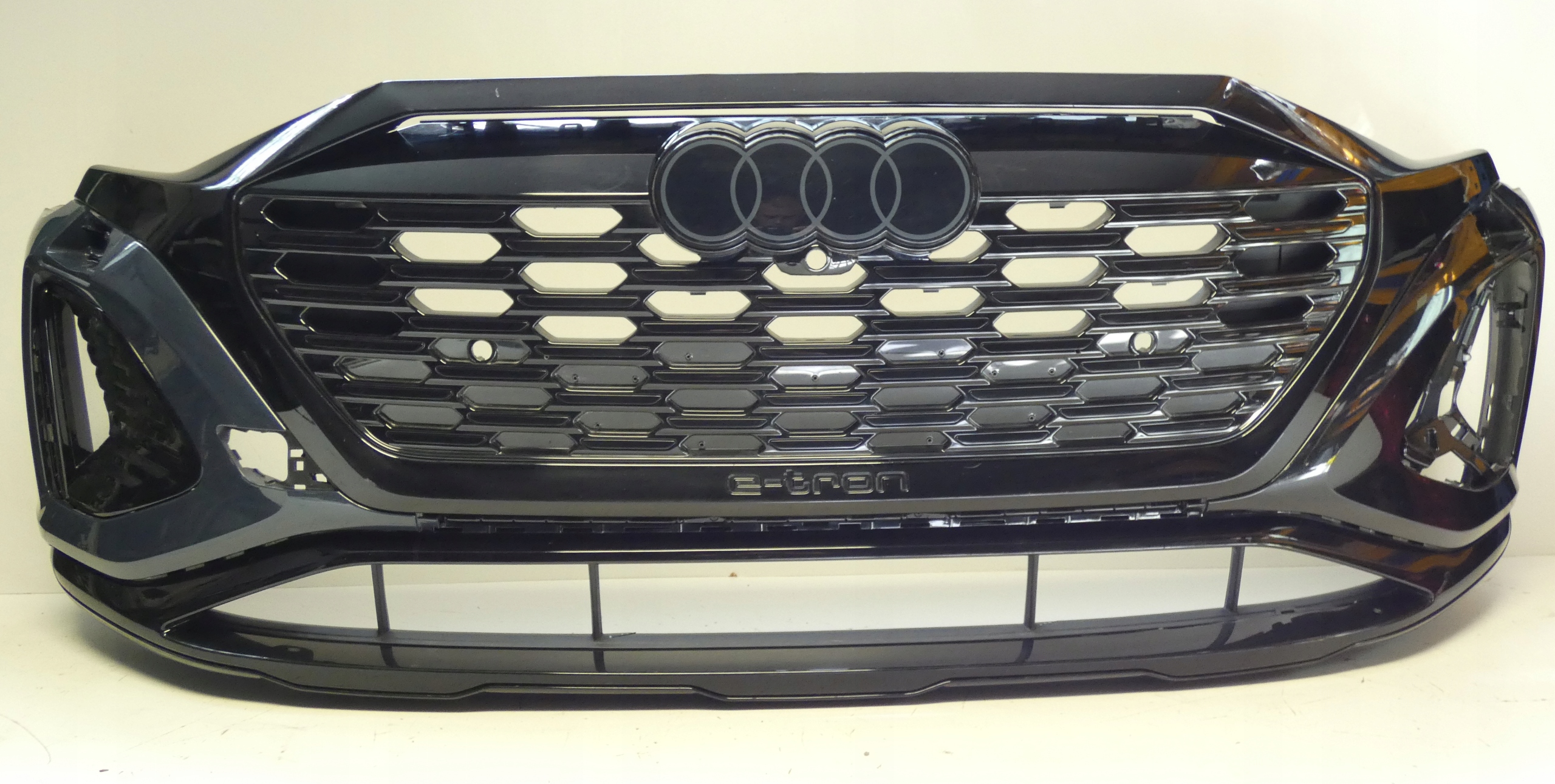 AUDI Q8 E-TRON FL S-LINE 4KE807725 POD 6 PDC SPRYSKI ZDERZAK PRZÓD PRZEDNI