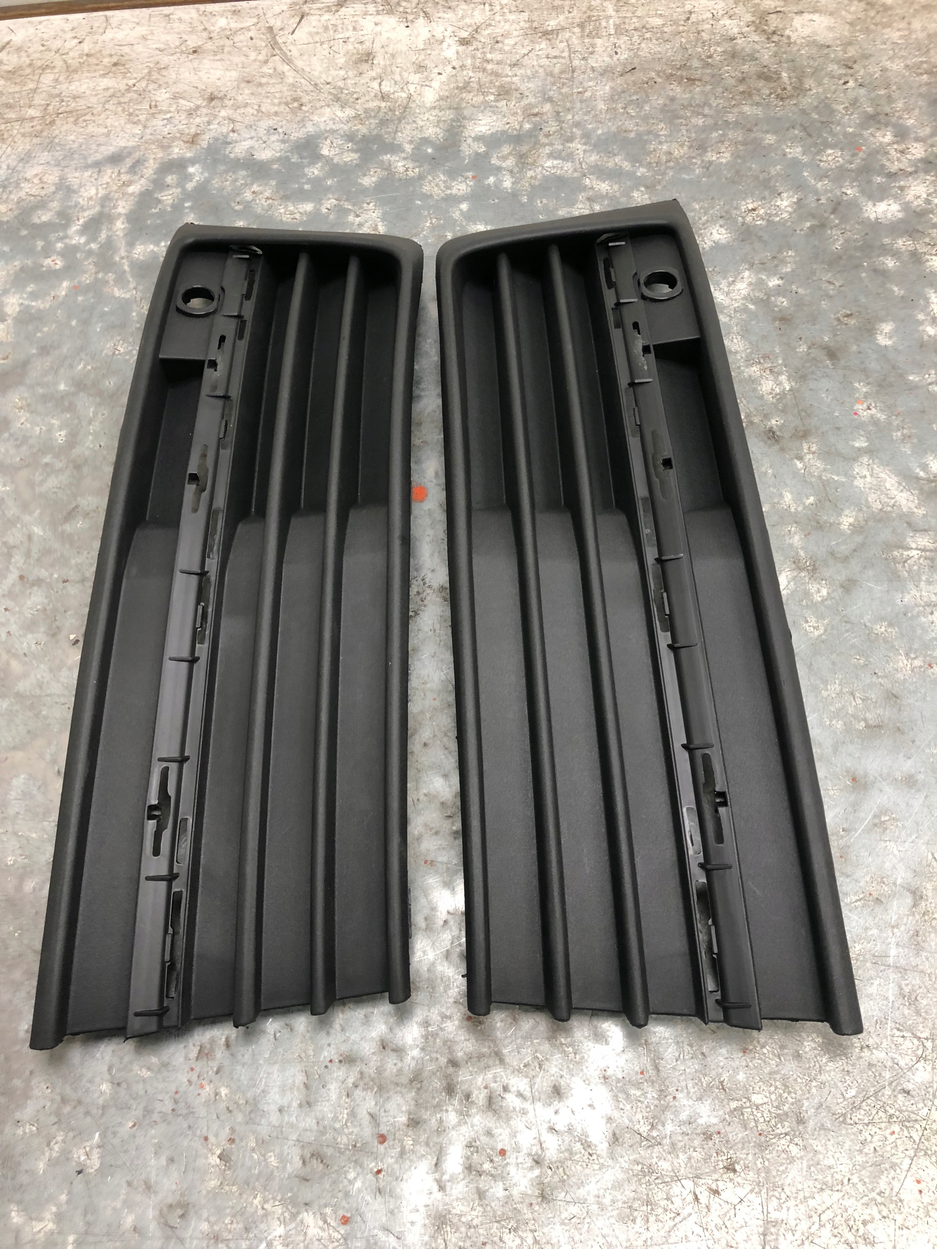 grid of a bumper front left right PDC VW T6 7E5853684 7E5853683