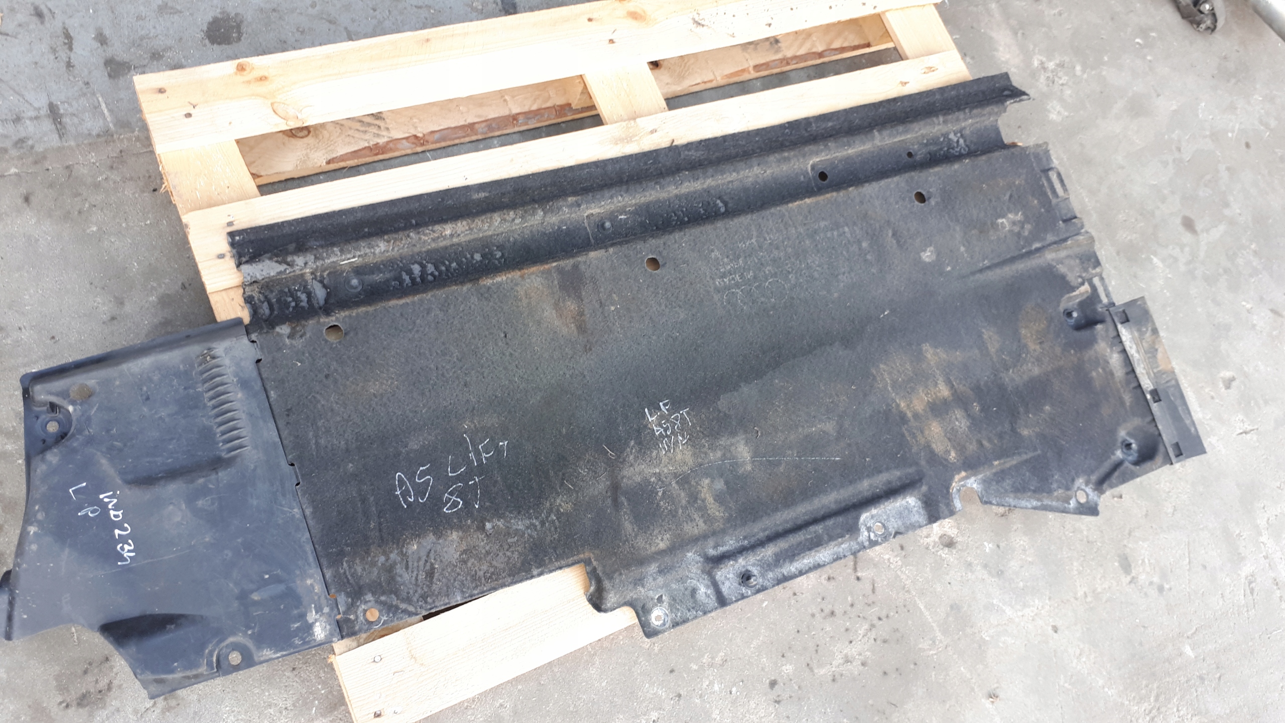 A5 8T LIFT kryt podvozku levá předek MATERIAL A4