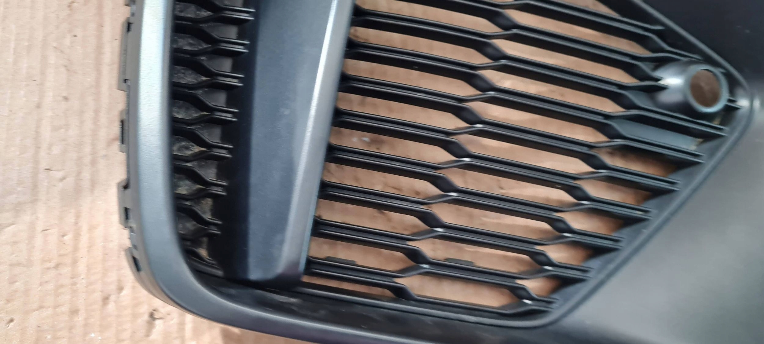 SQ8 4M Q8 grid of a bumper left left front SLINE 4M8807681A