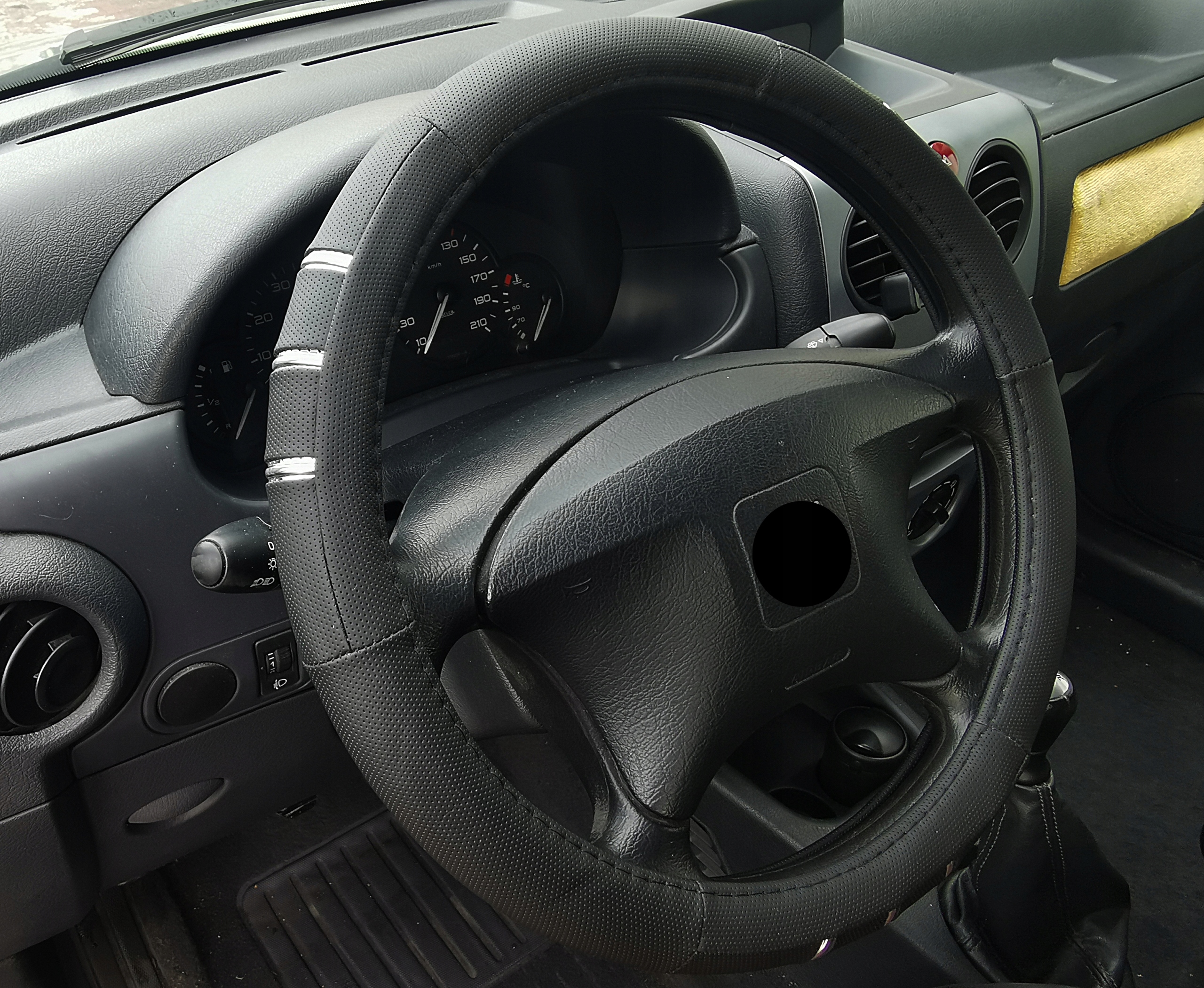 HYUNDAI i10 i20 i30 i40 ix35 Tucson Getz Na kierownicę perforowany CHROM Producent inny