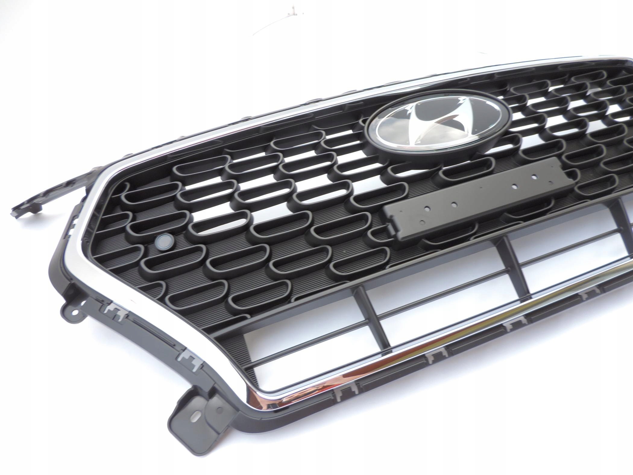 HYUNDAI i30 FASTBACK RADAR PDC 17-19 GRILL ATRAPA Jakość części (zgodnie z GVO) O - oryginał z logo producenta pojazdu (OE)