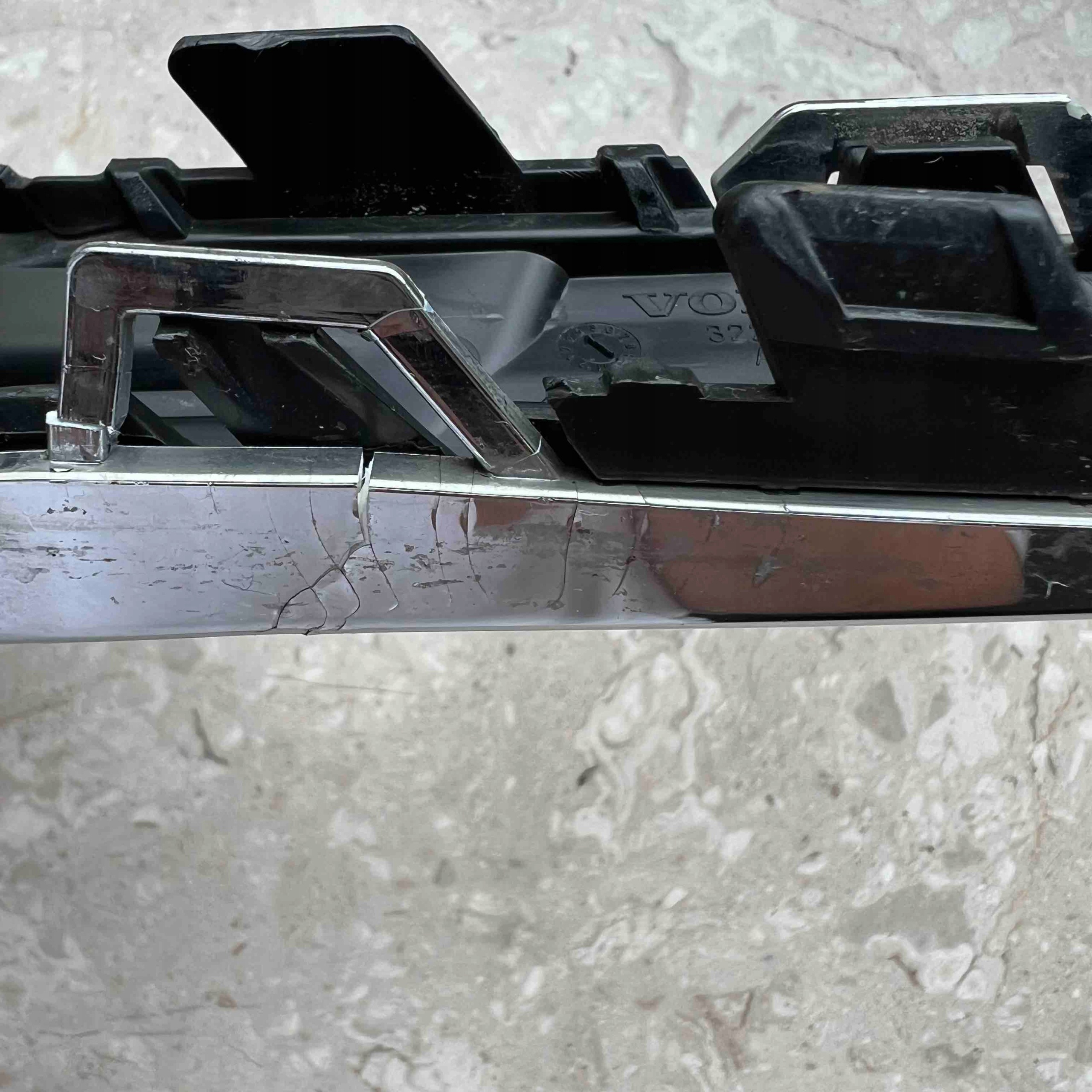 VOLVO XC60 2 II LIFT 21- grid spoiler of a bumper front left 32234948