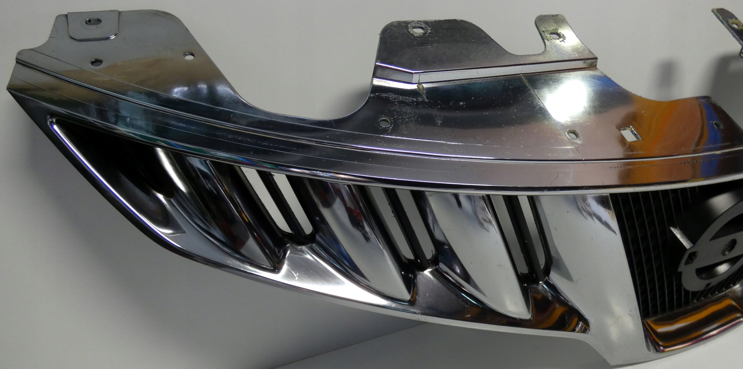 NISSAN HURAND 623101AA04 2007- grille front grill grill