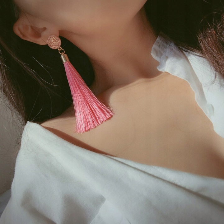 KOLCZYKI DŁUGIE WISZĄCE RÓŻOWE FRĘDZLE, CYRKONIE Marka Inna marka