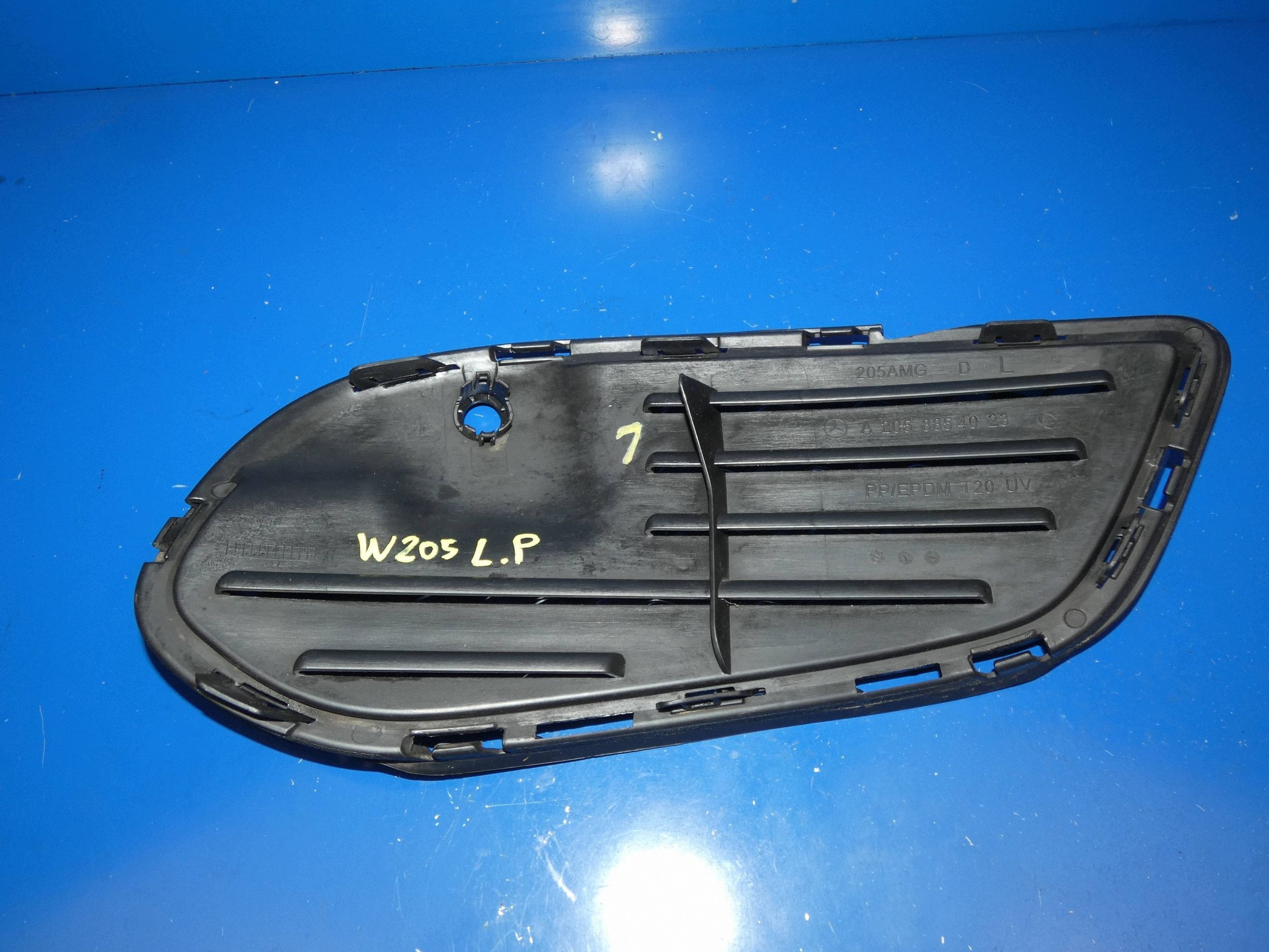 MERCEDES C KLASA W205 grid of a bumper left left front AMG