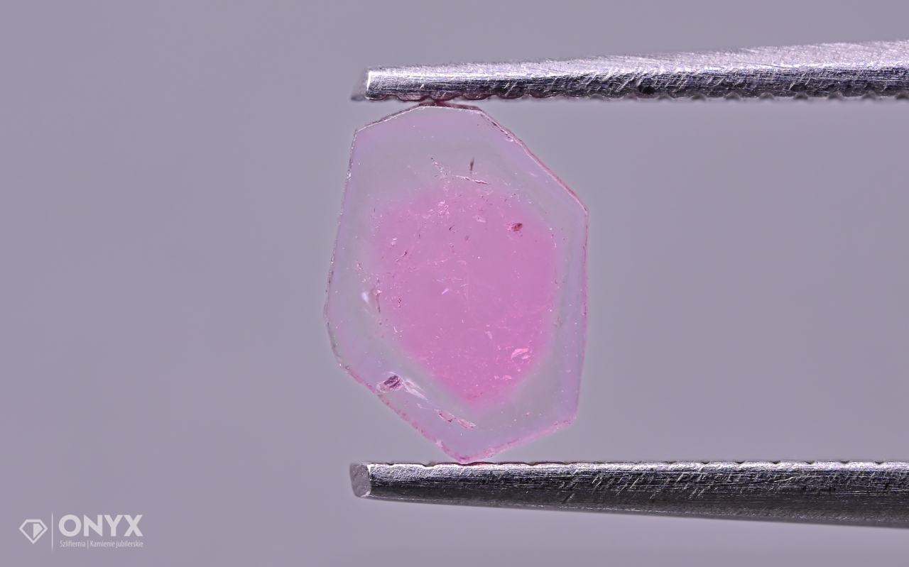 Turmalín nepravidelná destička 6x5 mm