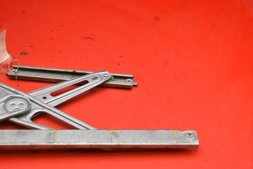 window regulator left front EU 8572002230B TOYOTA COROLLA E140 sedan 06-10