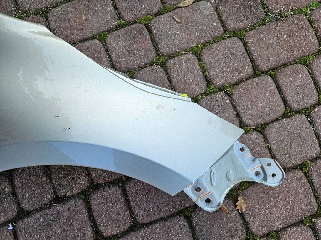 fender front front right grey of wheels. 587 - Toyota Corolla E210 E21